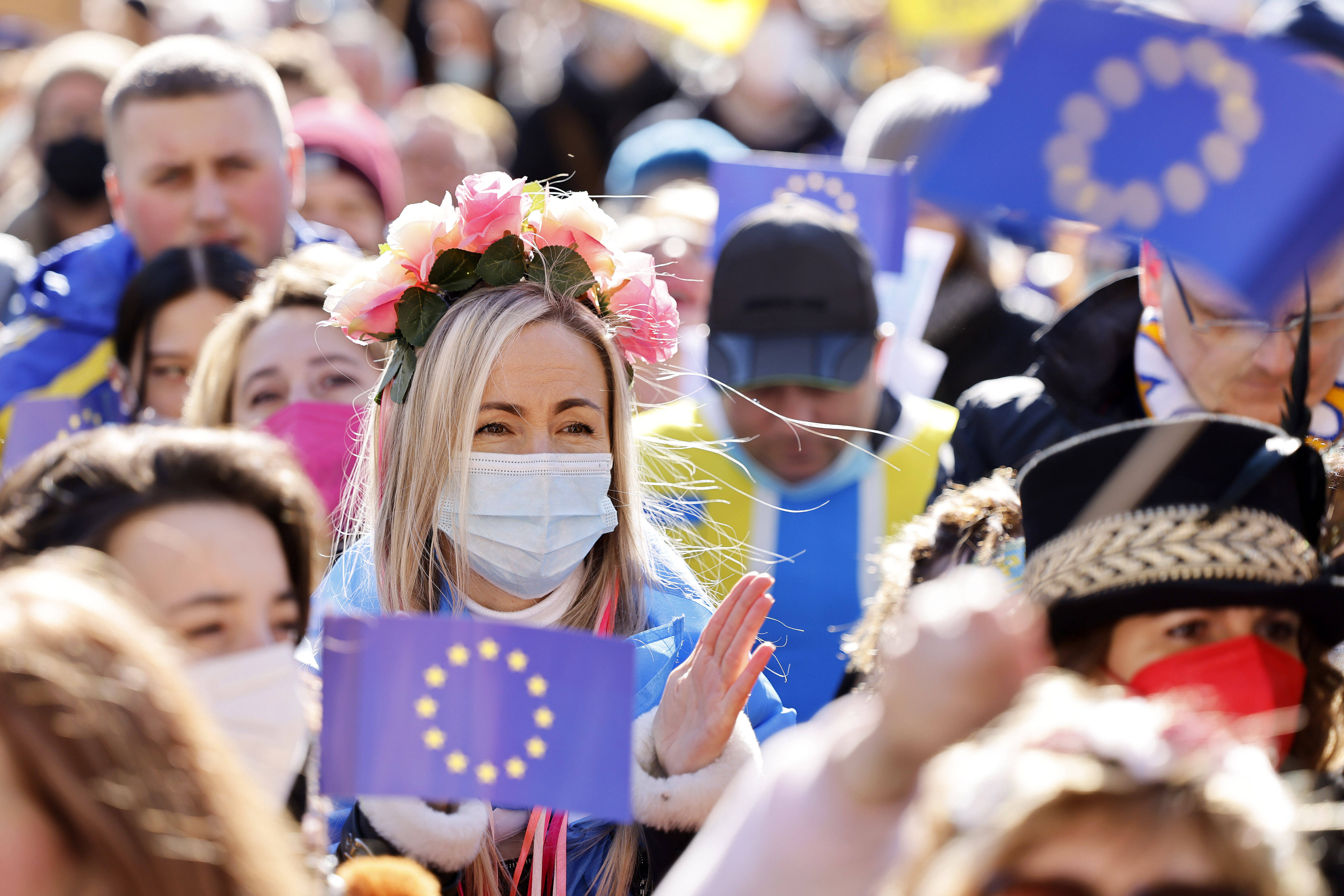 Schon am Sonntag demonstrierten in Köln zehntausende Menschen für Frieden in der Ukraine.