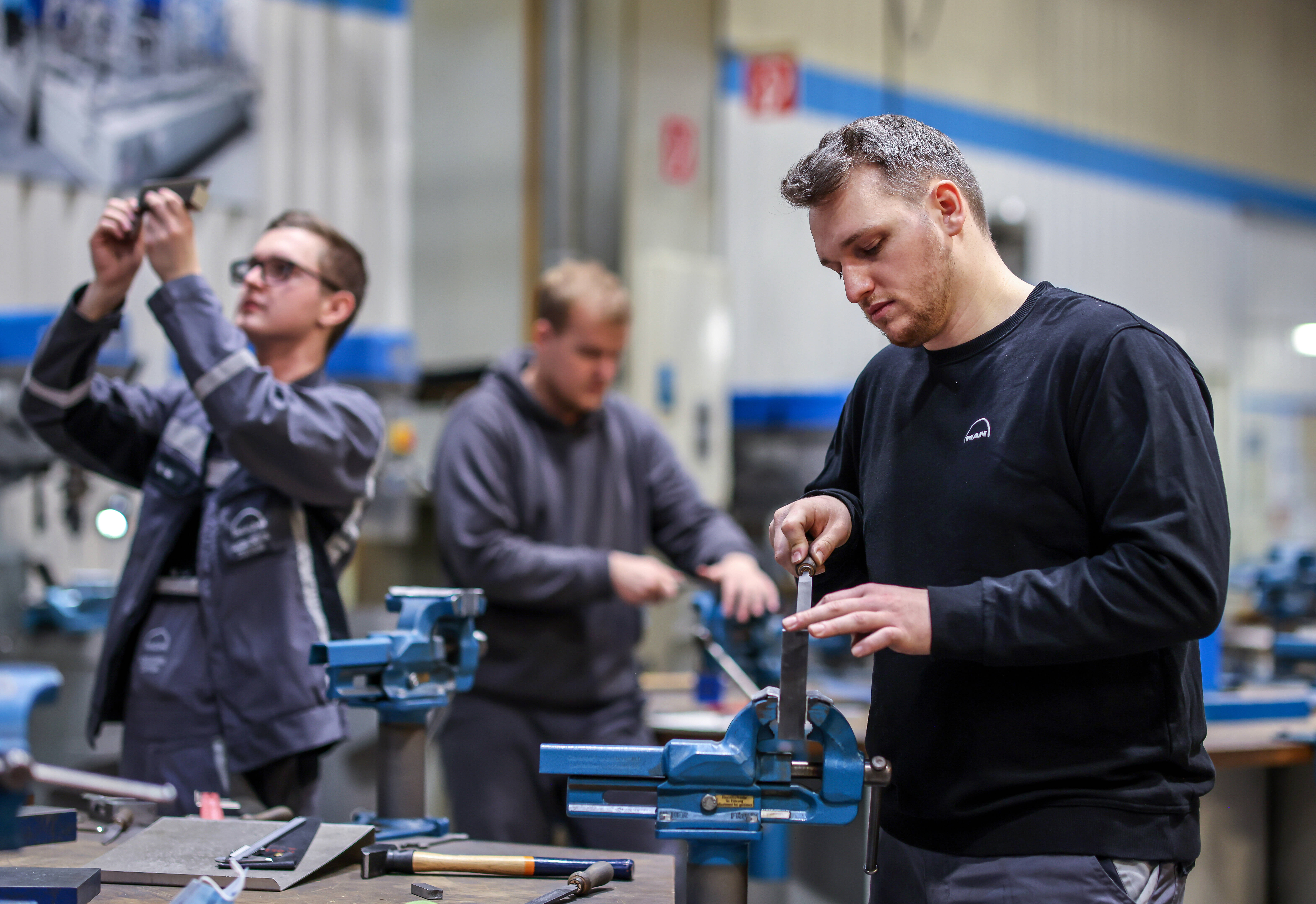 Ein Bild, das immer seltener wird: Auszubildende in Metallberufen, hier im Ausbildungszentrum von MAN in Oberhausen.