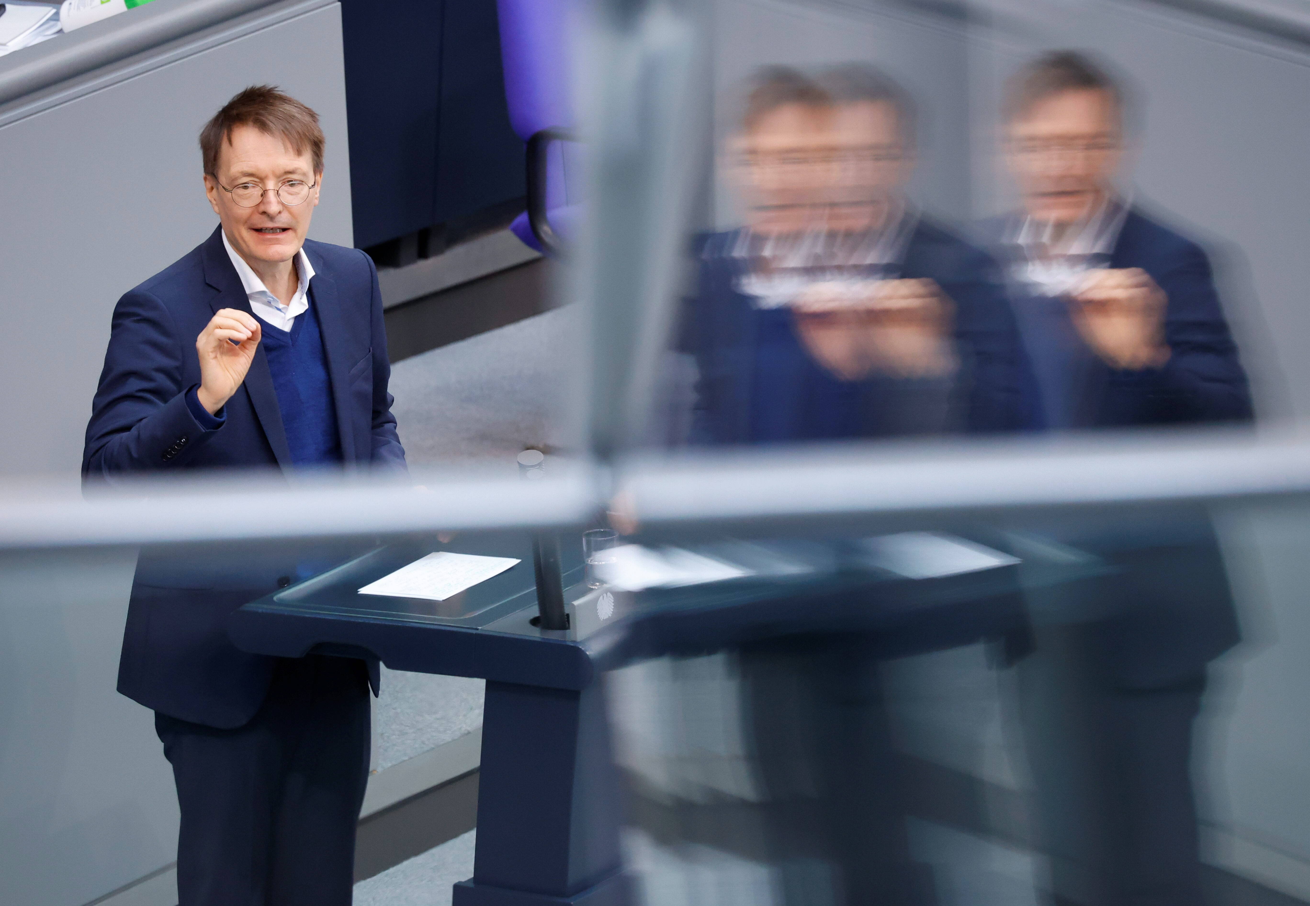Bundesgesundheitsminister Karl Lauterbach verspricht nach dem vorläufigen Aus für die Impfpflicht: „Wir machen weiter.“
