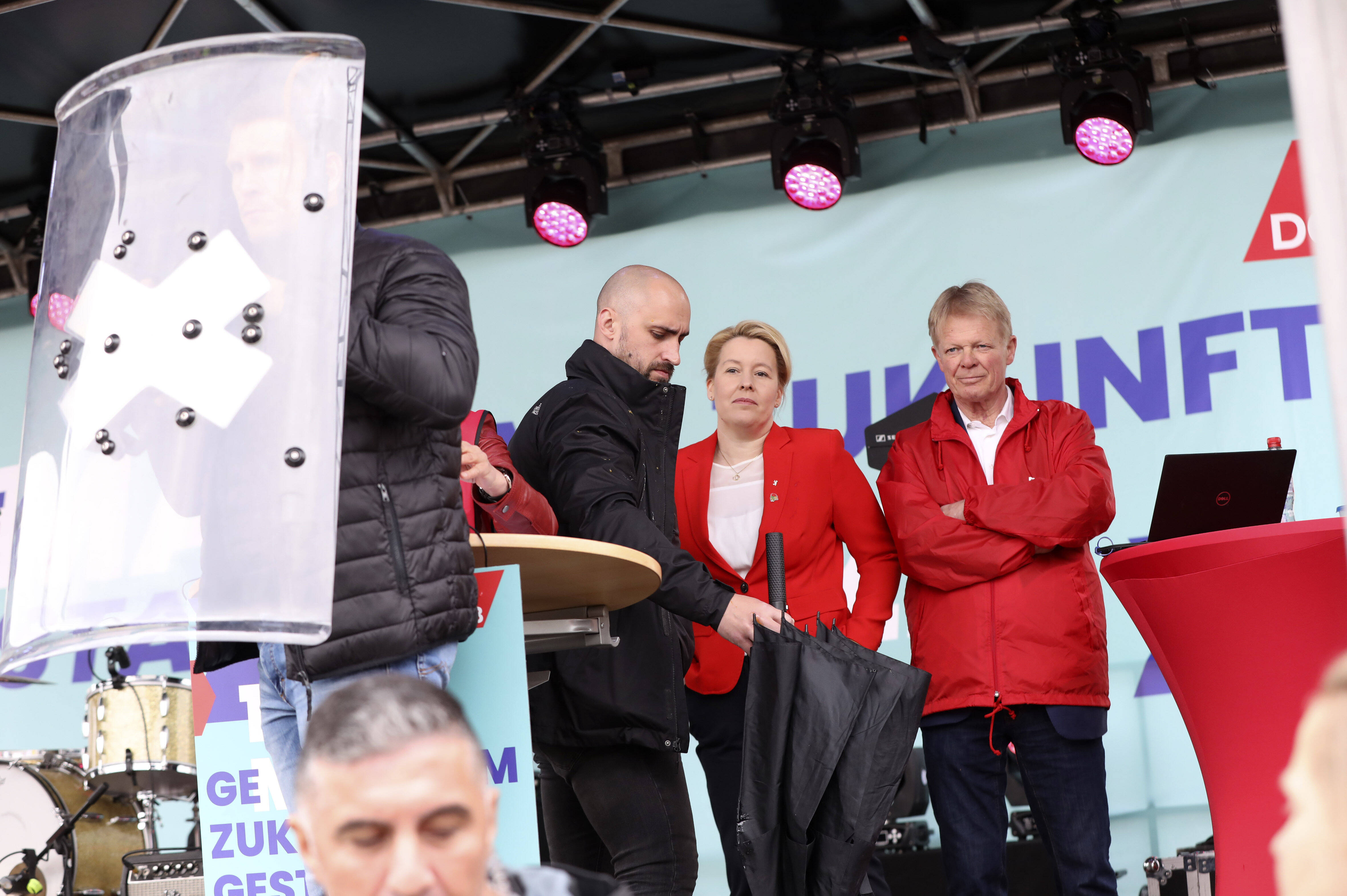 Berlins Regierende Bürgermeisterin Franziska Giffey (SPD) wird vor Eierwürfen abgeschirmt.