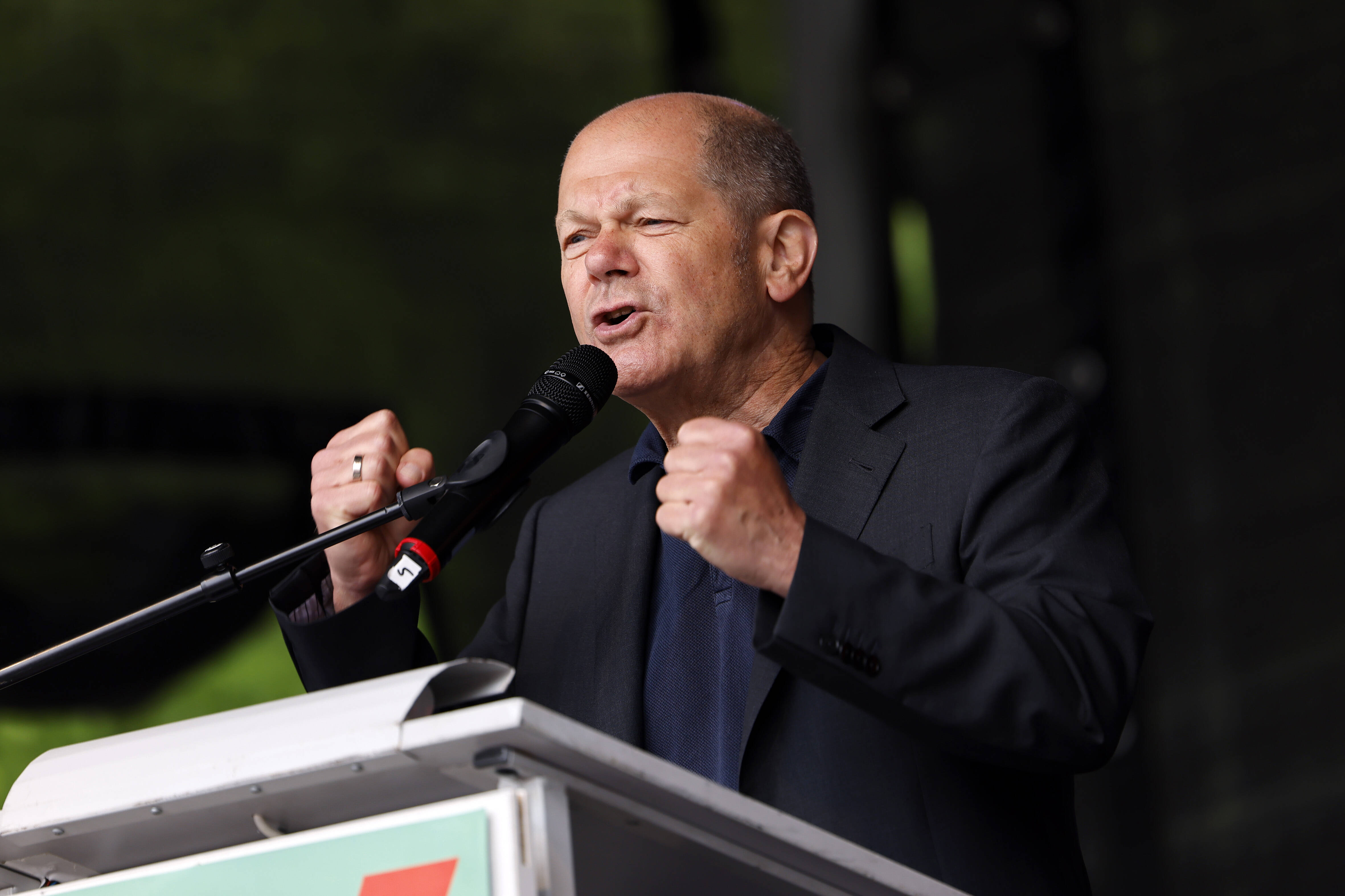 Kämpferisch: Bundeskanzler Olaf Scholz auf der DGB-Verstanstaltung zum Tag der Arbeit am 1. Mai 2022 in Düsseldorf.