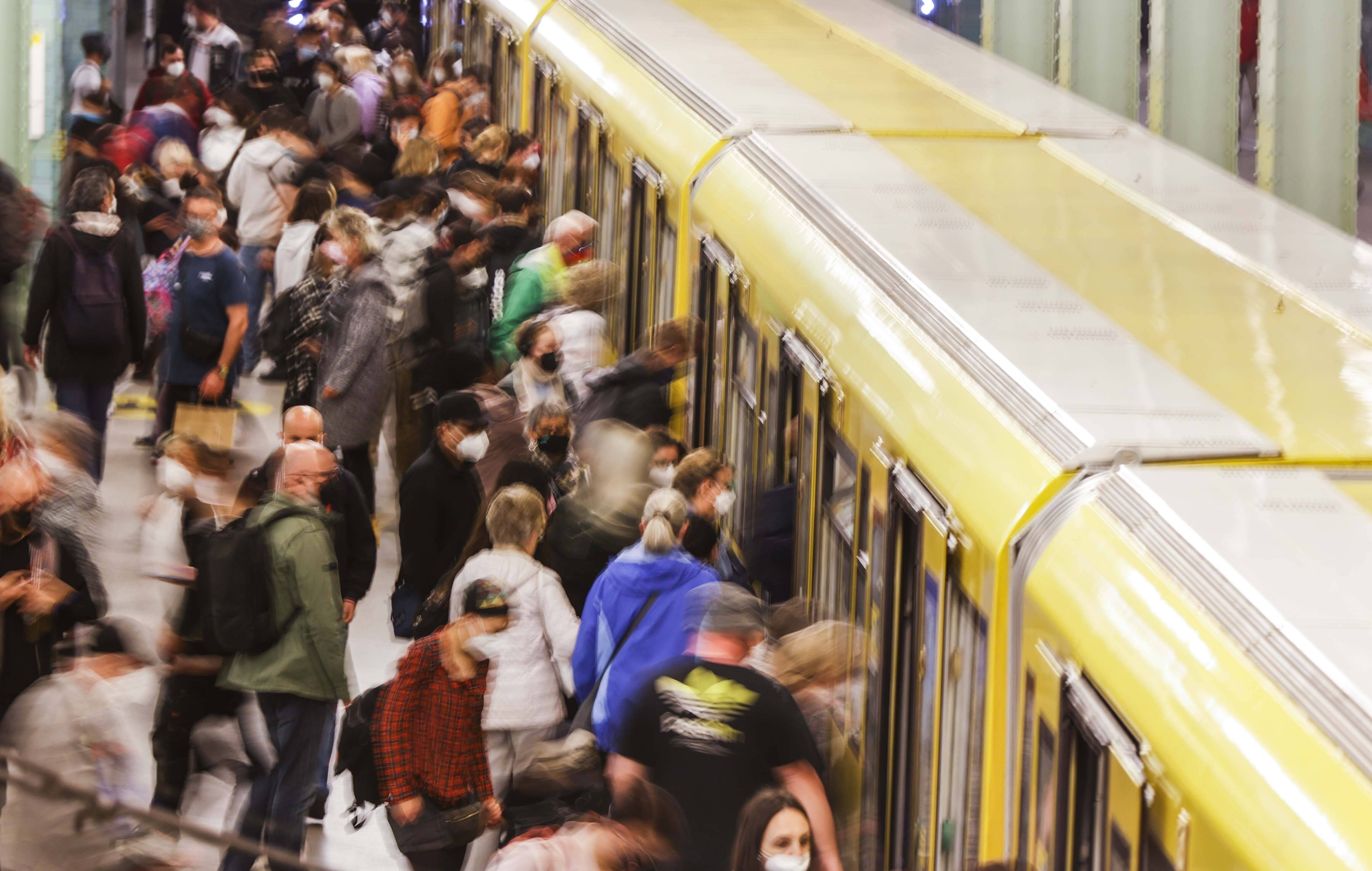 Für neun Euro einen Monat mit der Bahn unterwegs: Alle wollen, dass das Neun-Euro-Ticket zu einem Erfolg wird, doch es gibt noch einige Probleme aus dem Weg zu räumen.