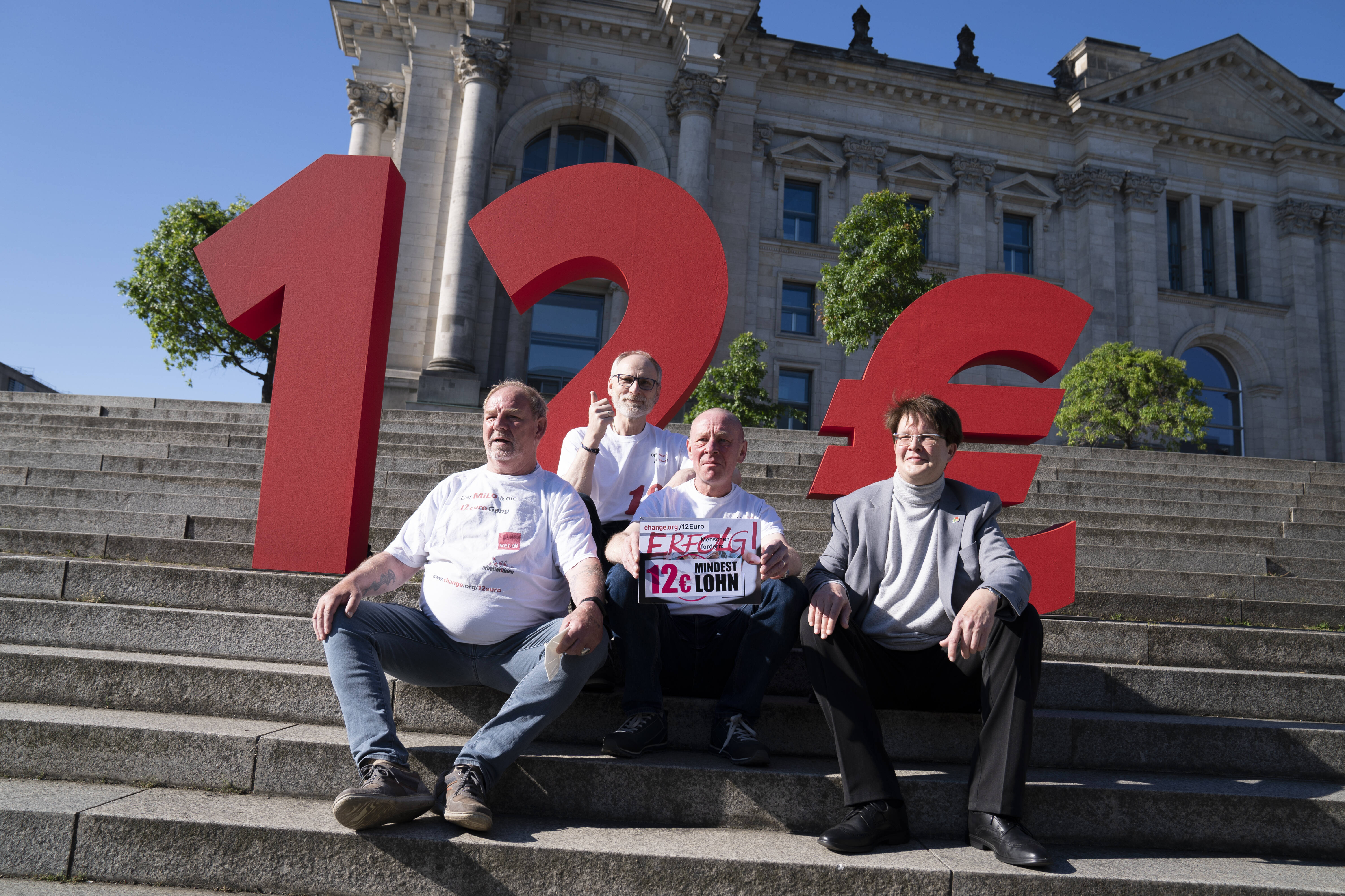 Der krönende Abschluss von fünf Jahren harter Arbeit: Olaf Könemann (m.) und Mitstreiter am Freitag vor dem Bundestag