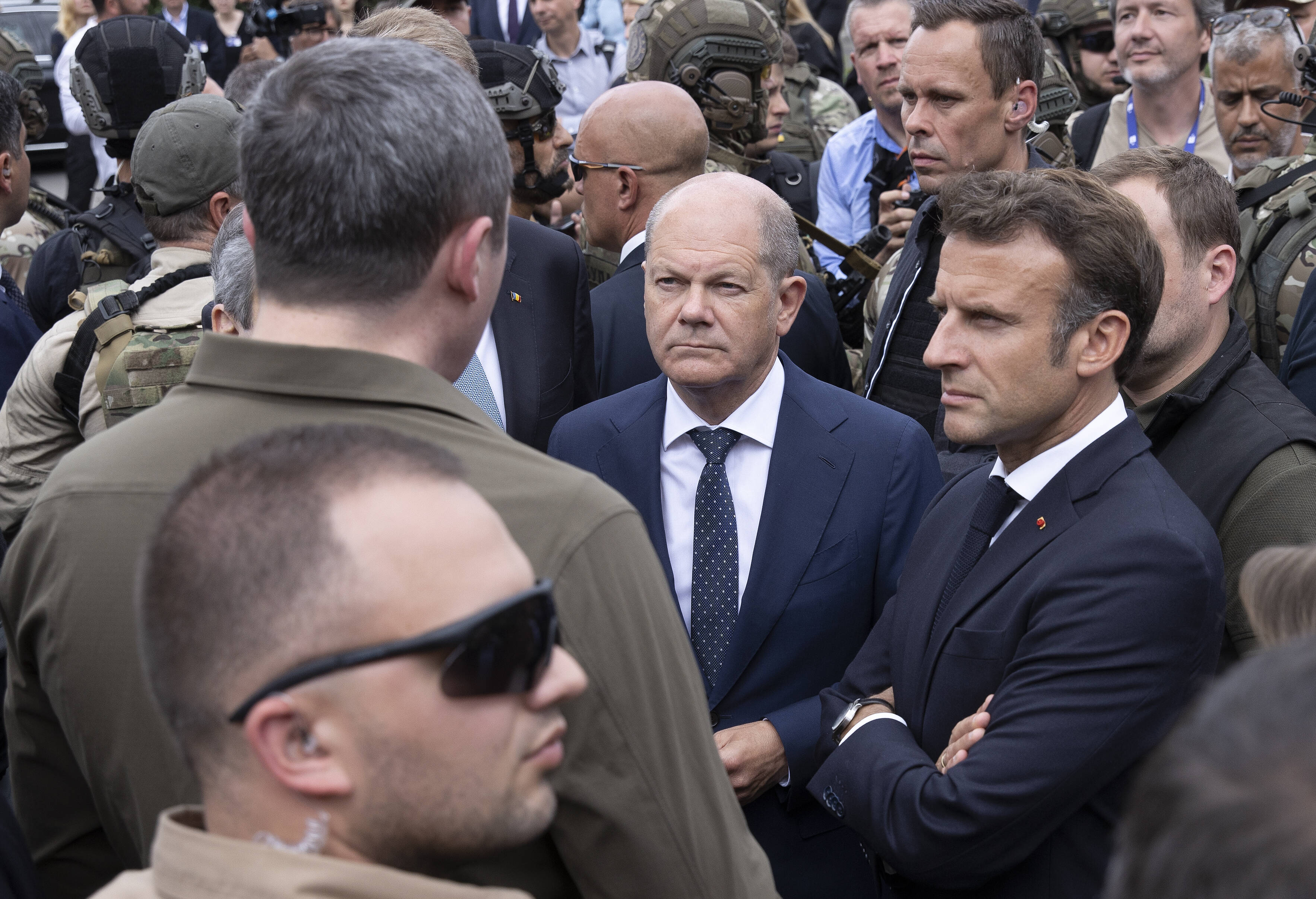 Gemeinsam Solidarität zeigen: Unter anderem mit dem französischen Präsidenten Emmanuel Macron hat Bundeskanzler Olaf Scholz die Ukraine besucht und sich dabei im Kiewer Vorort Irpin auch ein Bild von den Zerstörungen gemacht.