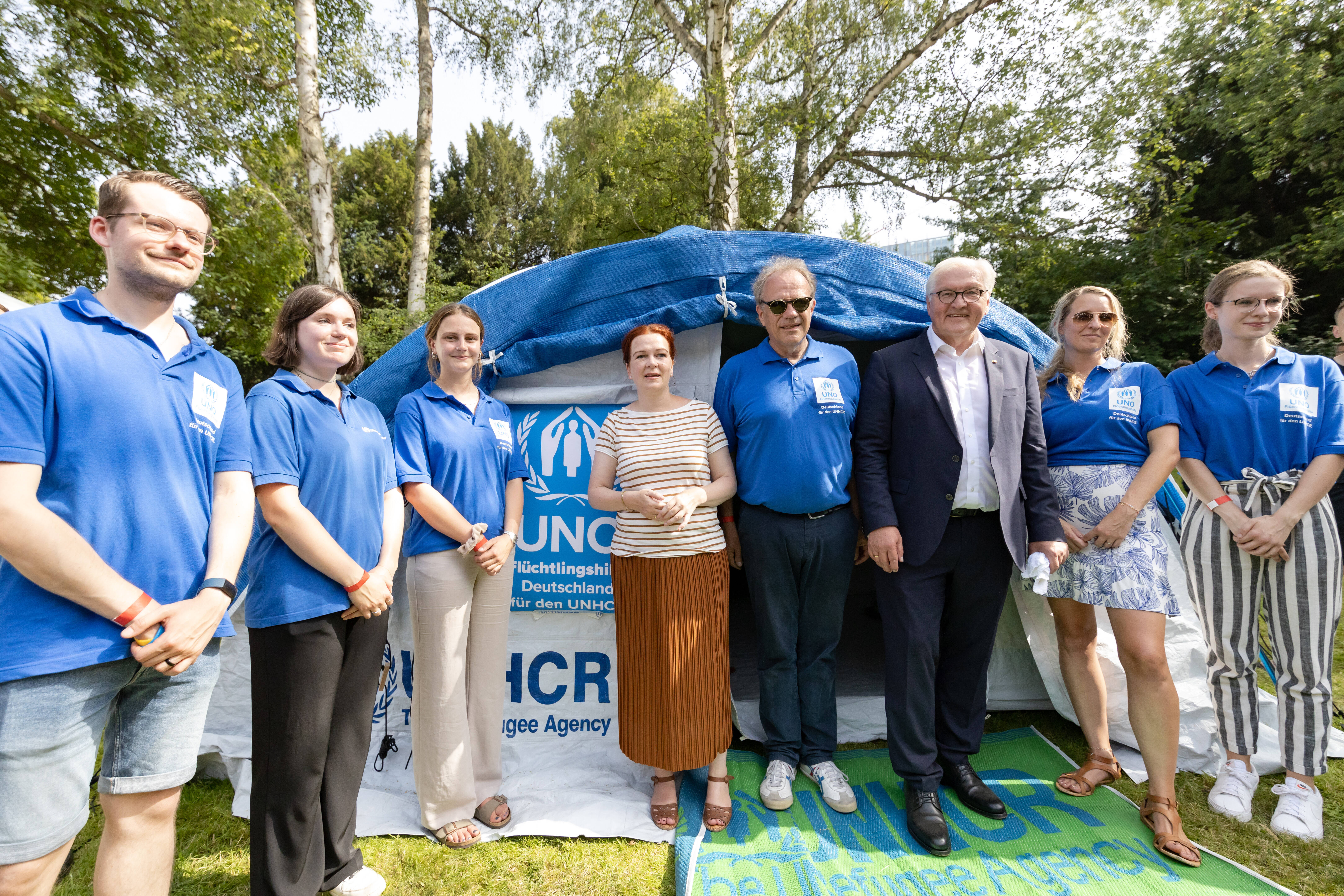 Die UNO-Flüchtlingshilfe wirbt um Spenden: Hier am 18.06.2022 am Tag der Offenen Tür in der Villa Hammerschmidt in Bonn. In der Mitte (v.r.) Bundespräsident Frank-Walter Steinmeier, Geschäftsführer Peter Ruhenstroth-Bauer und Oberbürgermeisterin Katja Dörner.