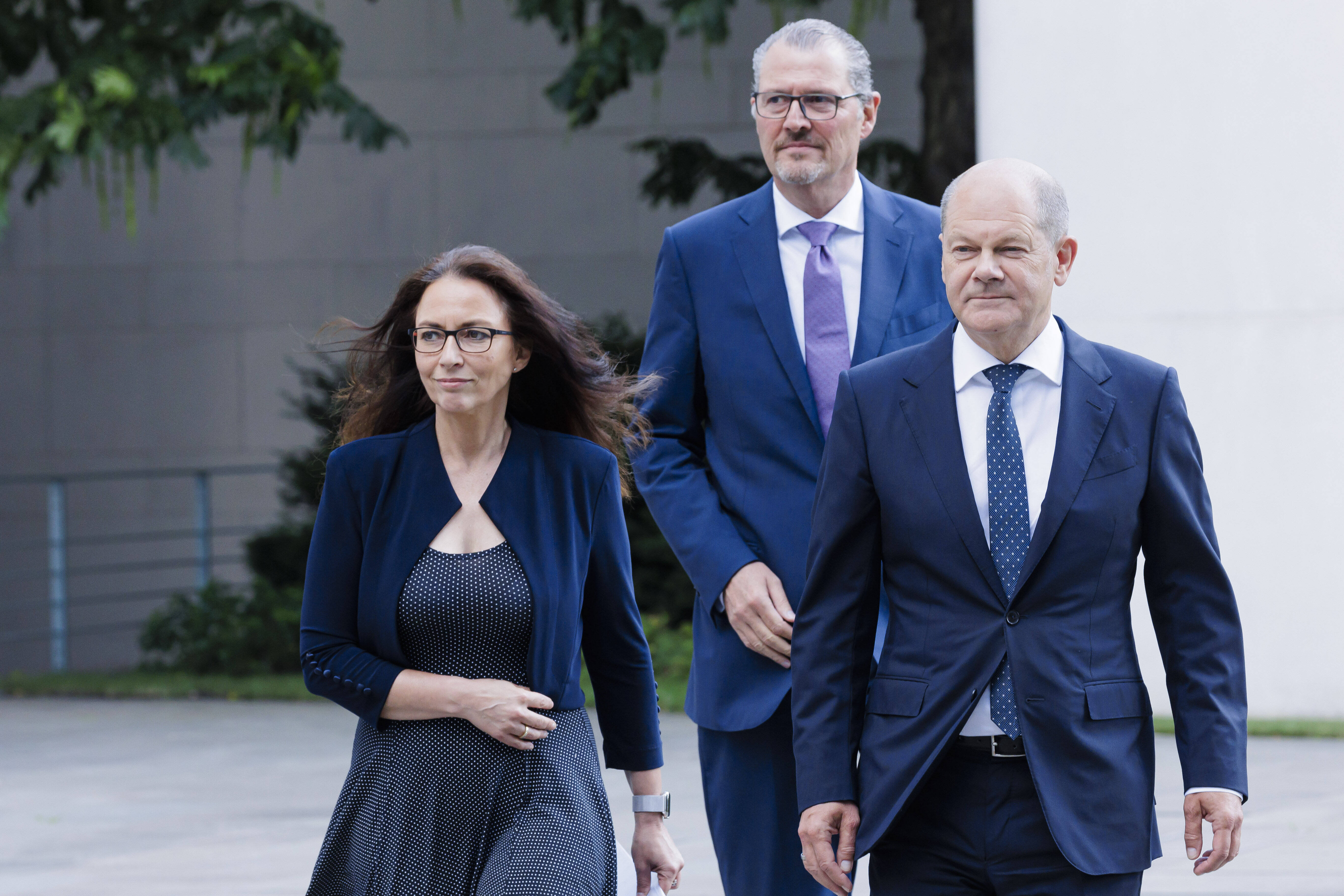 Wollen gemeinsam durch die Krise steuern: DGB-Vorsitzende Yasmin Fahimi (von links), BDA-Präsident Rainer Dulger und Bundeskanzler Olaf Scholz.