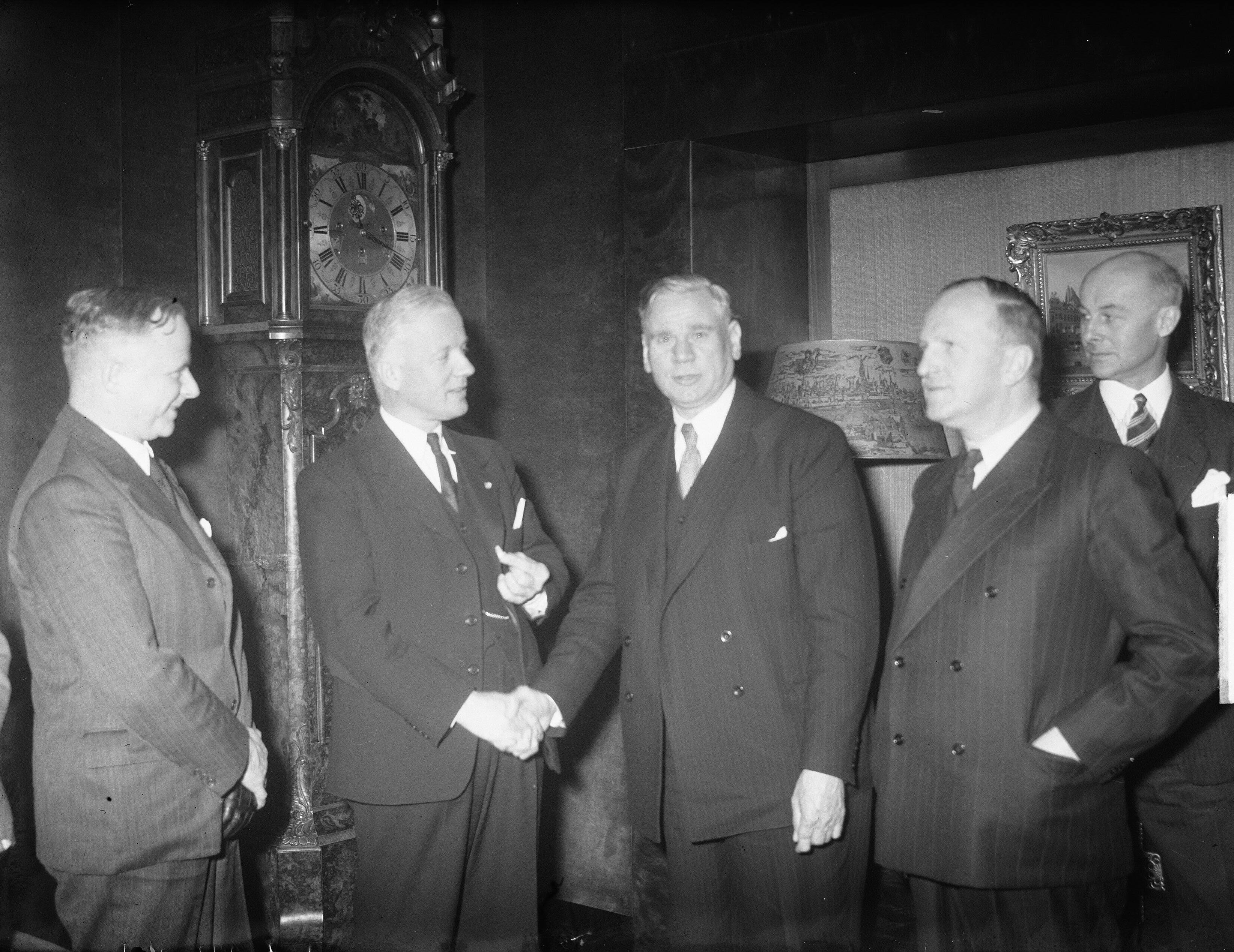 Prägte das Nachkriegs-Hamburg deutlich: Erster Bürgermeister Max Brauer (r.) in den 1950er Jahren