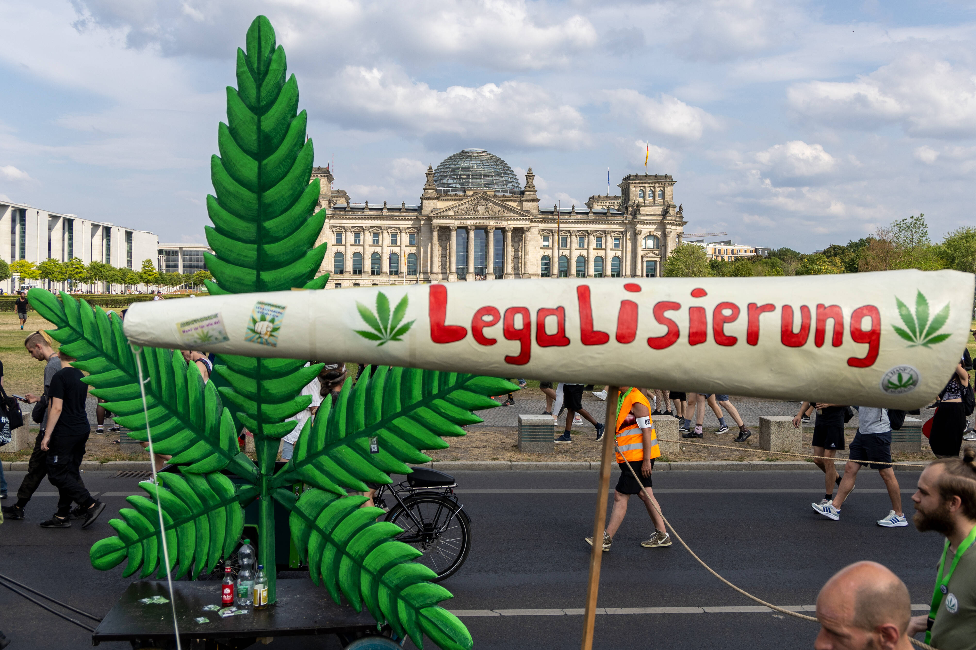 Eine Demonstration im Sommer in Berlin fordert die Legalisierung von Cannabis.