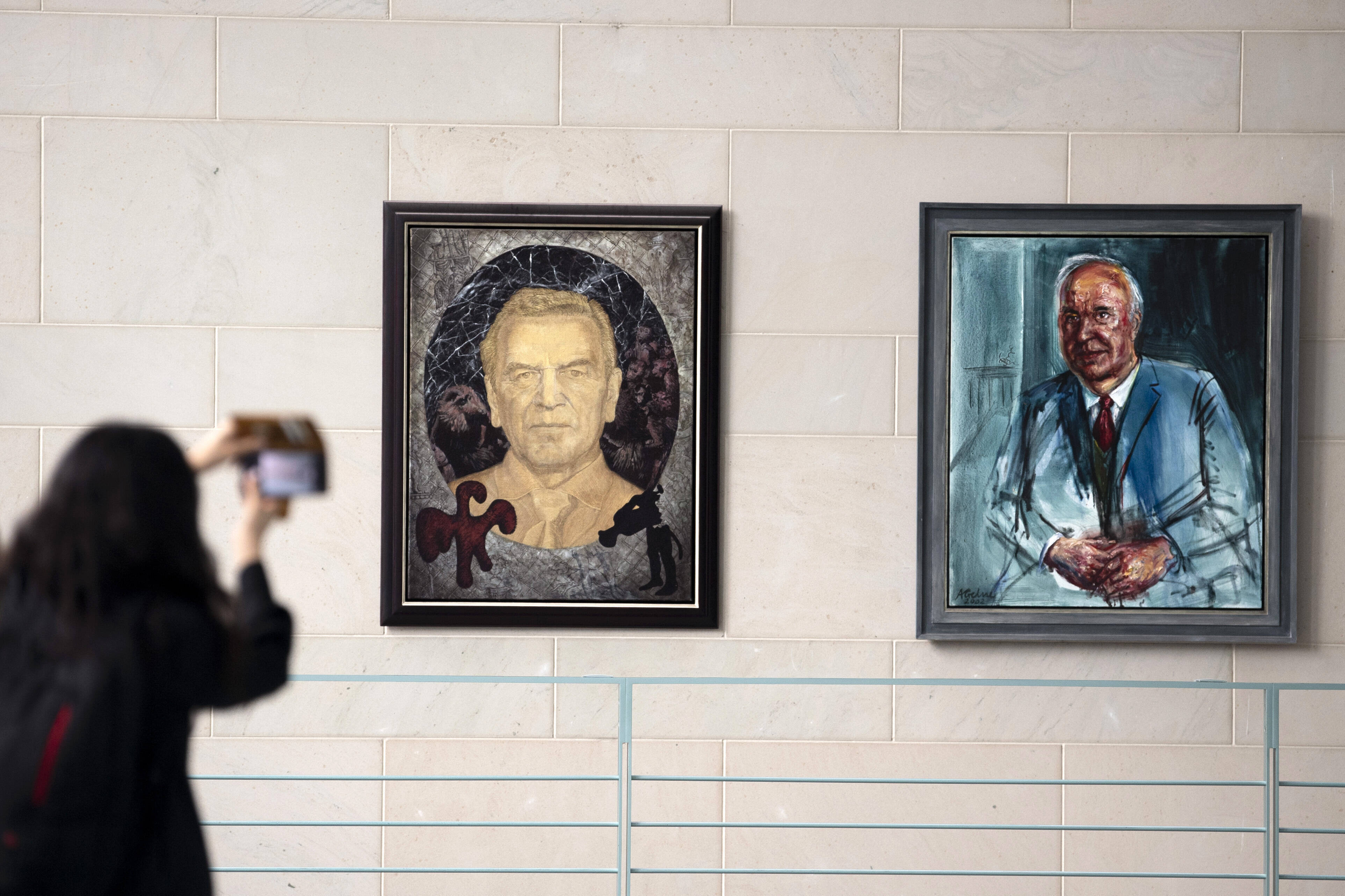 Gerhard Schröders Porträt (links) in der Kanzlergalerie im Berliner Kanzleramt: Keinem seiner Amtsvorgänger wurden bisher Büro und Personal gestrichen.