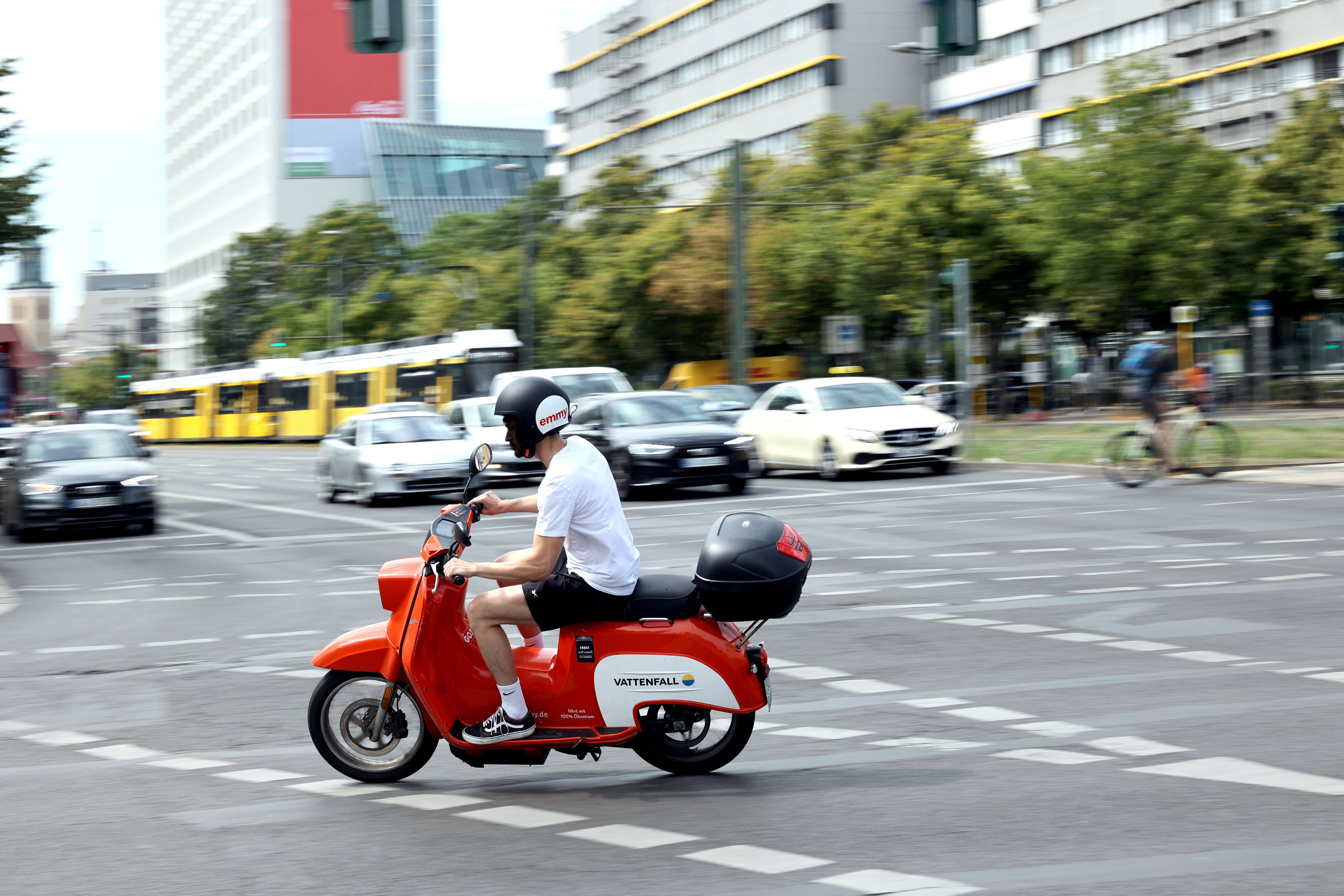 Belebte Kreuzung in Berlin-Mitte: Überall fahren, überall parken, das geht nicht mehr.