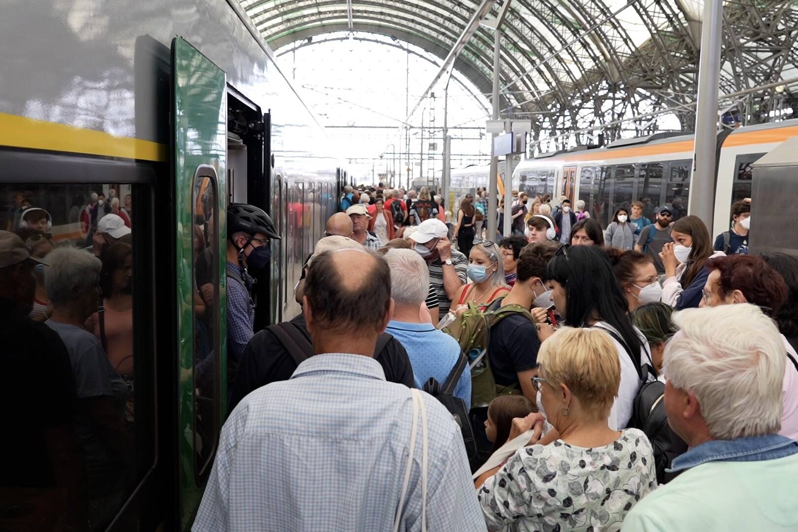 Das 9-Euro-Ticket wurde gut angenommen, über ein Nachfolgeticket wird verhandelt.