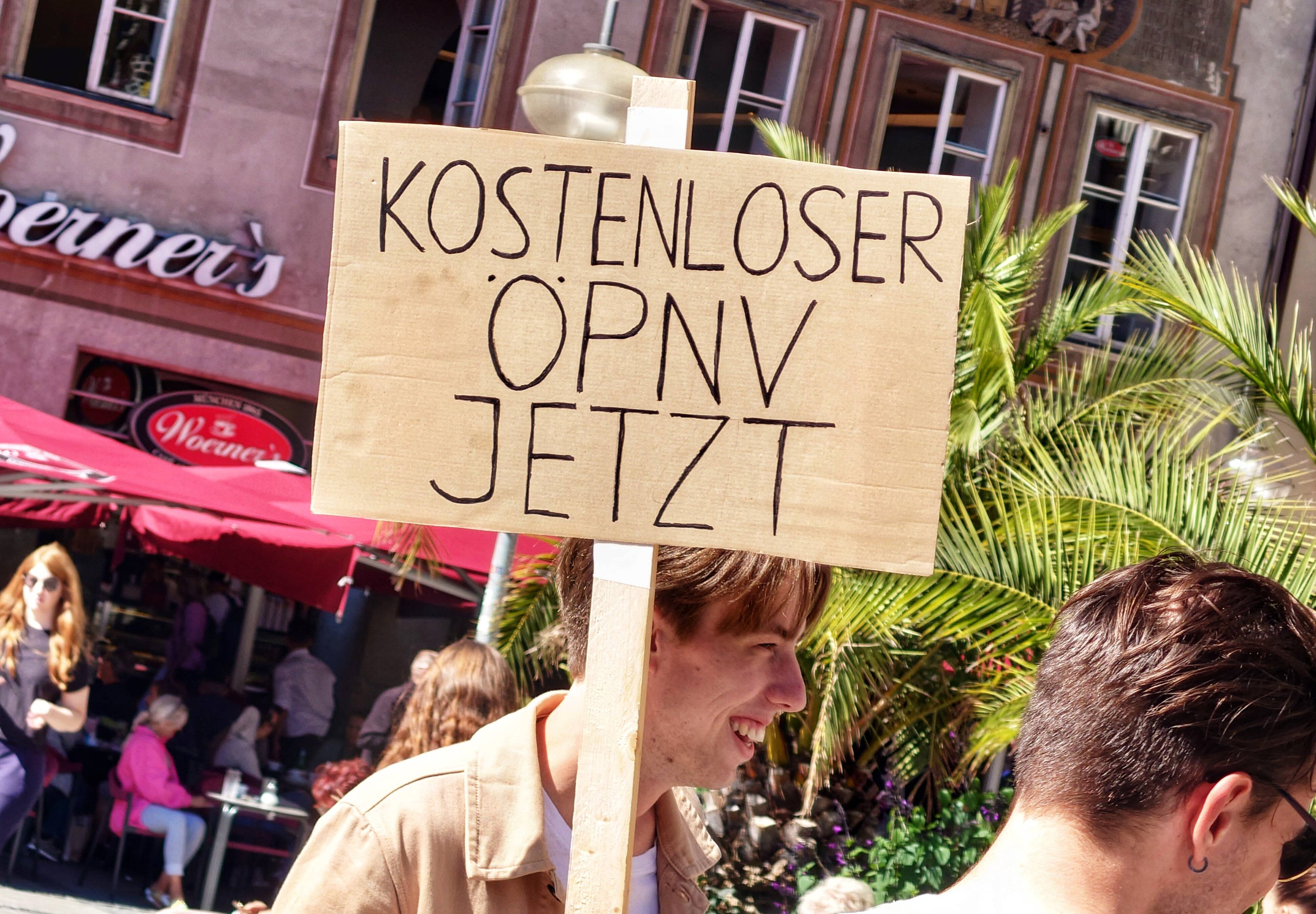 Der ÖPNV sollte schrittweise kostenlos werden, findet Martin Burkert von der EVG.