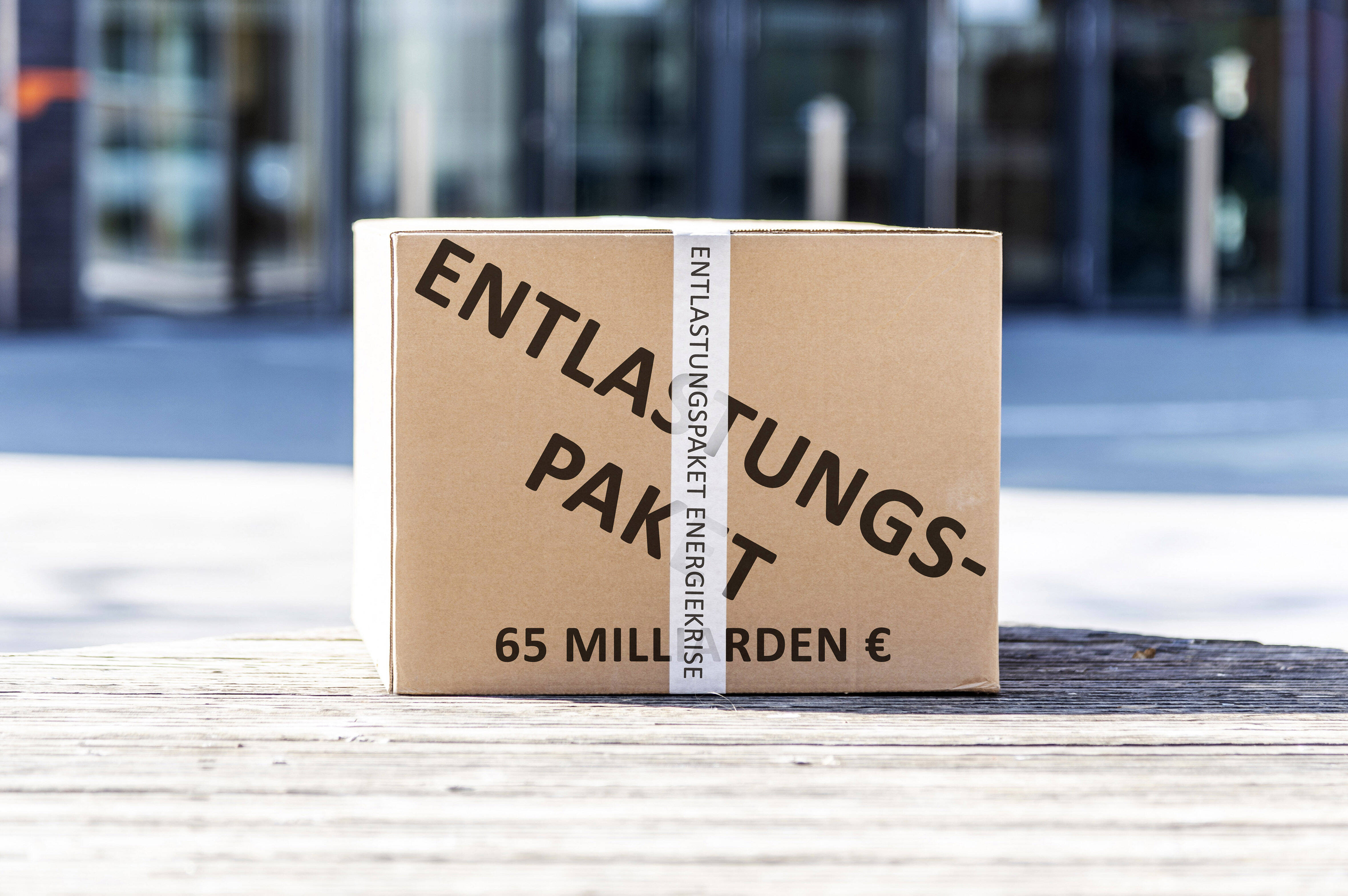 Hurra, das Paket ist da! 65 Milliarden Euro schwer ist das Entlastungspaket der Bundesregierung.