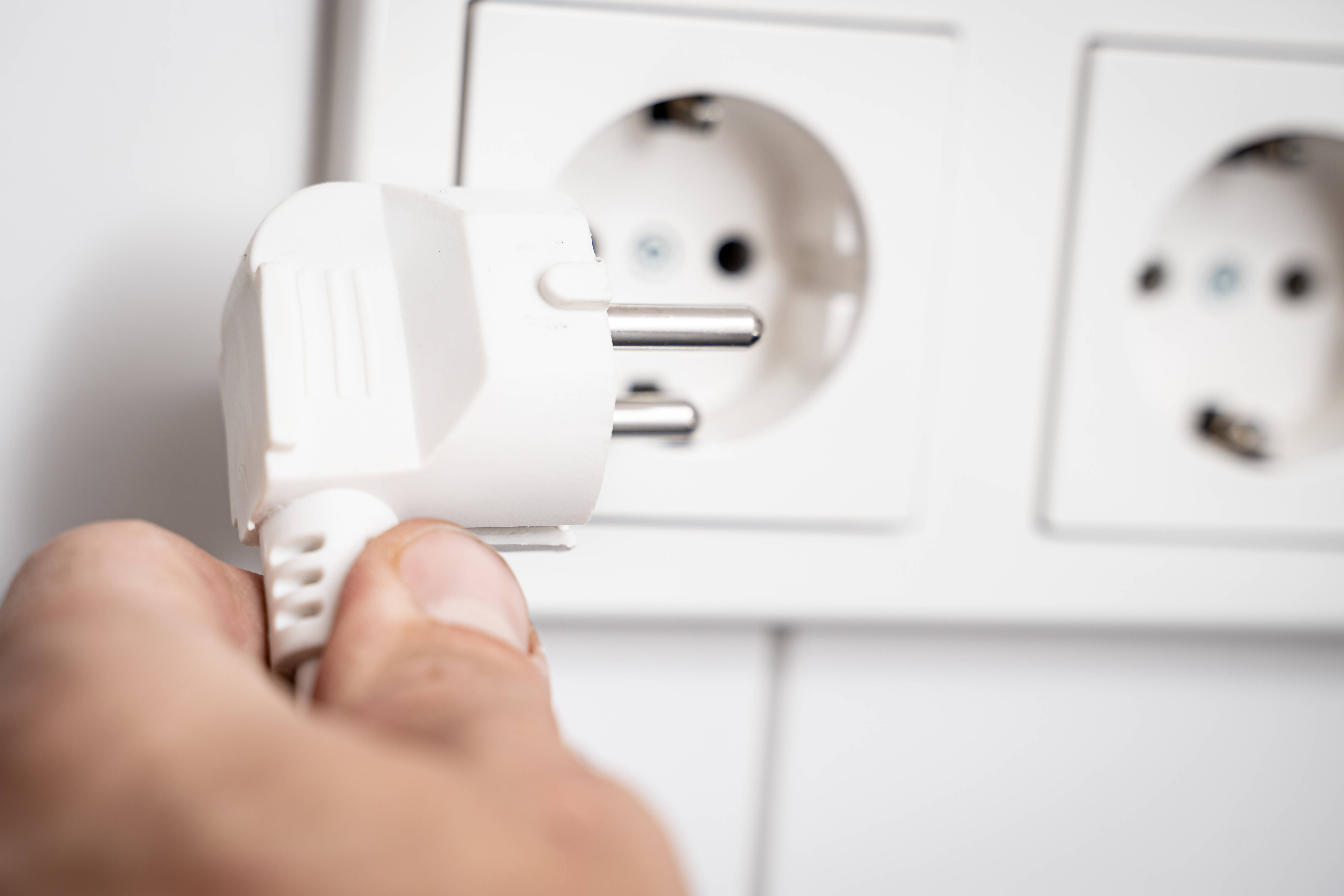 Den Stecker ziehen? Die hohen Strompreise belasten Verbraucher*innen mehr und mehr. Die Strompreisbremse soll Abhilfe schaffen.