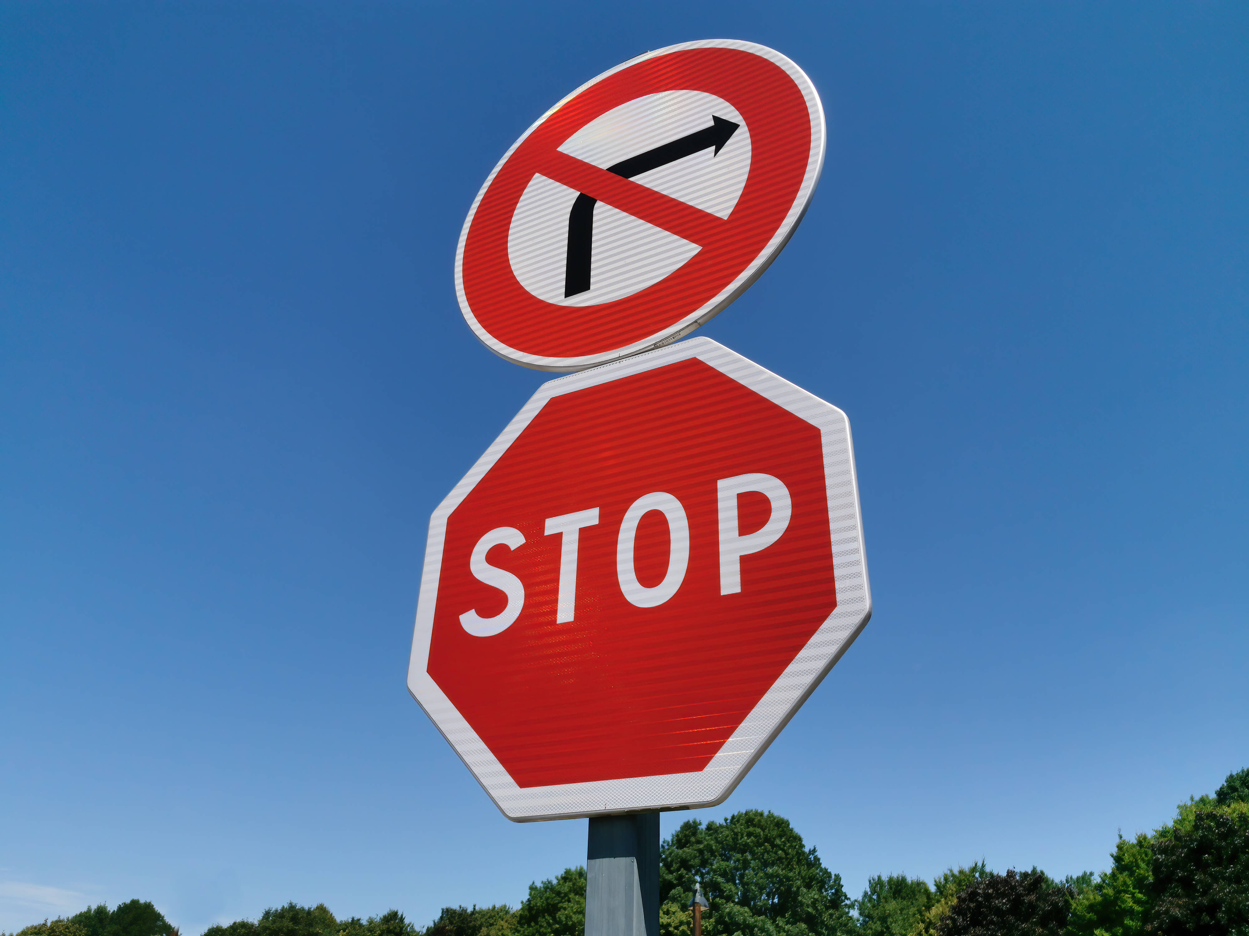Ein Stoppschild gegen Rechtsextremist*innen: Das Demokratiefördergesetz soll Initiativen, die sich für die Demokratie engagieren, dauerhaft unterstützen.