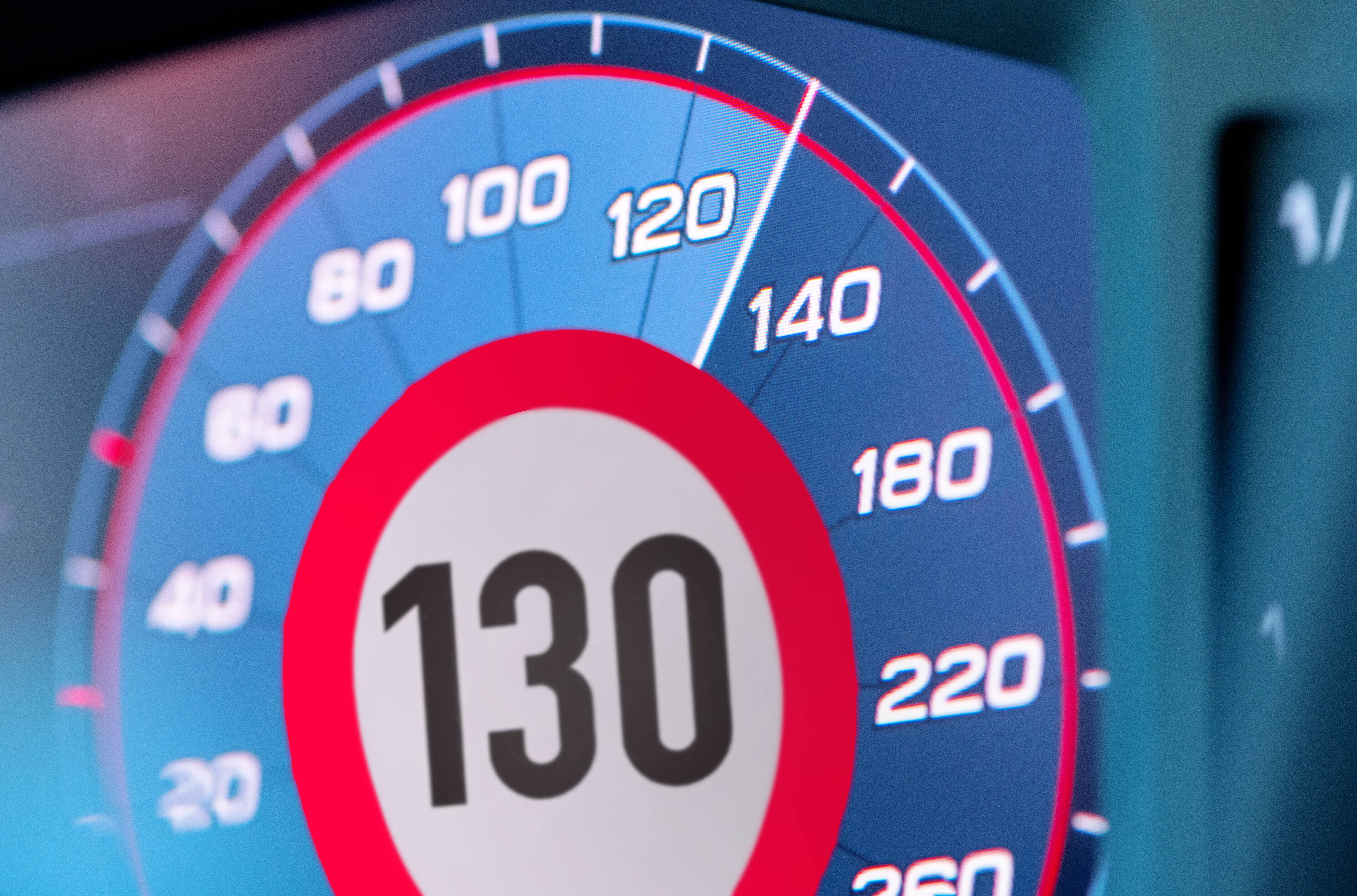 Noch sind sich Expert*innen und Politiker*innen uneins, welche Höchstgeschwindigkeit bei einem generellem Tempolimit gilt. SPD-Politiker Stephan Weil plädiert für 130 Kilometer pro Stunde.