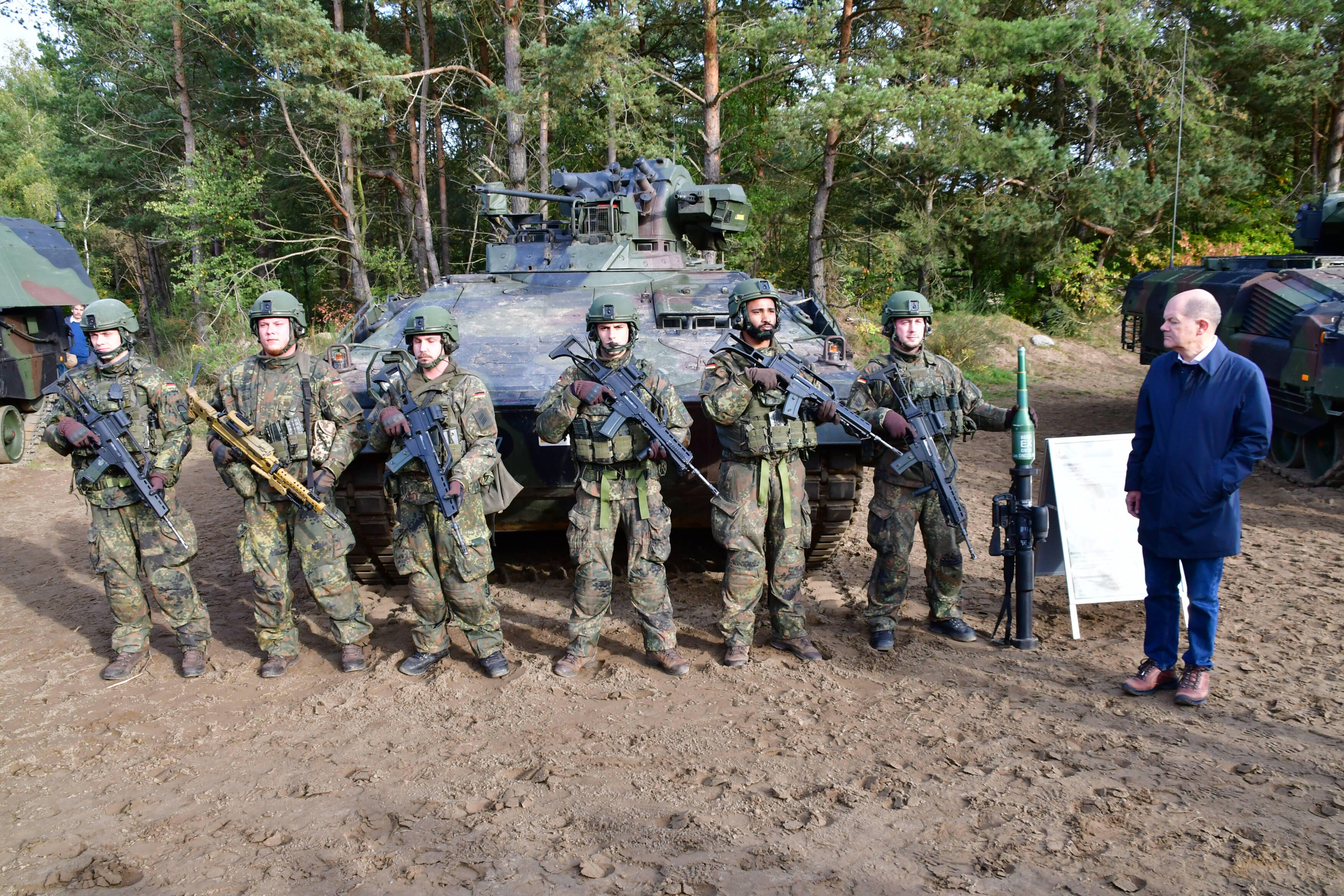 Bundeskanzler Olaf Scholz bei einem Truppenbesuch 2022: Schützenpanzer vom Typ „Marder“ sollen bald an die Ukraine geliefert werden.