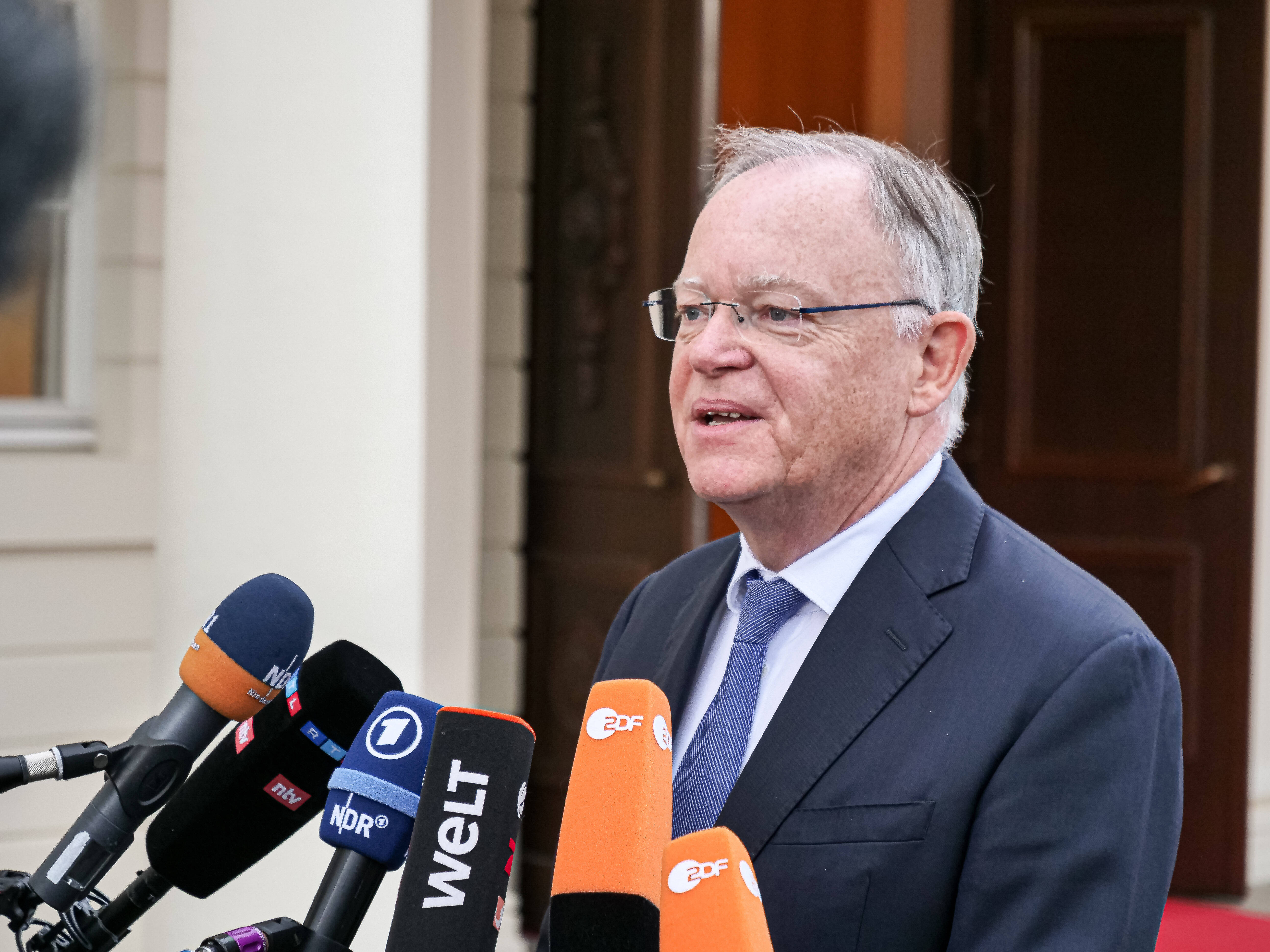 Eine „Politik der ausgestreckten Hand“ verspricht Ministerpräsident Stephan Weil (SPD) in seiner dritten Amtszeit. Am 8. November 2022 stellt er sich im Landtag zur Wiederwahl.
