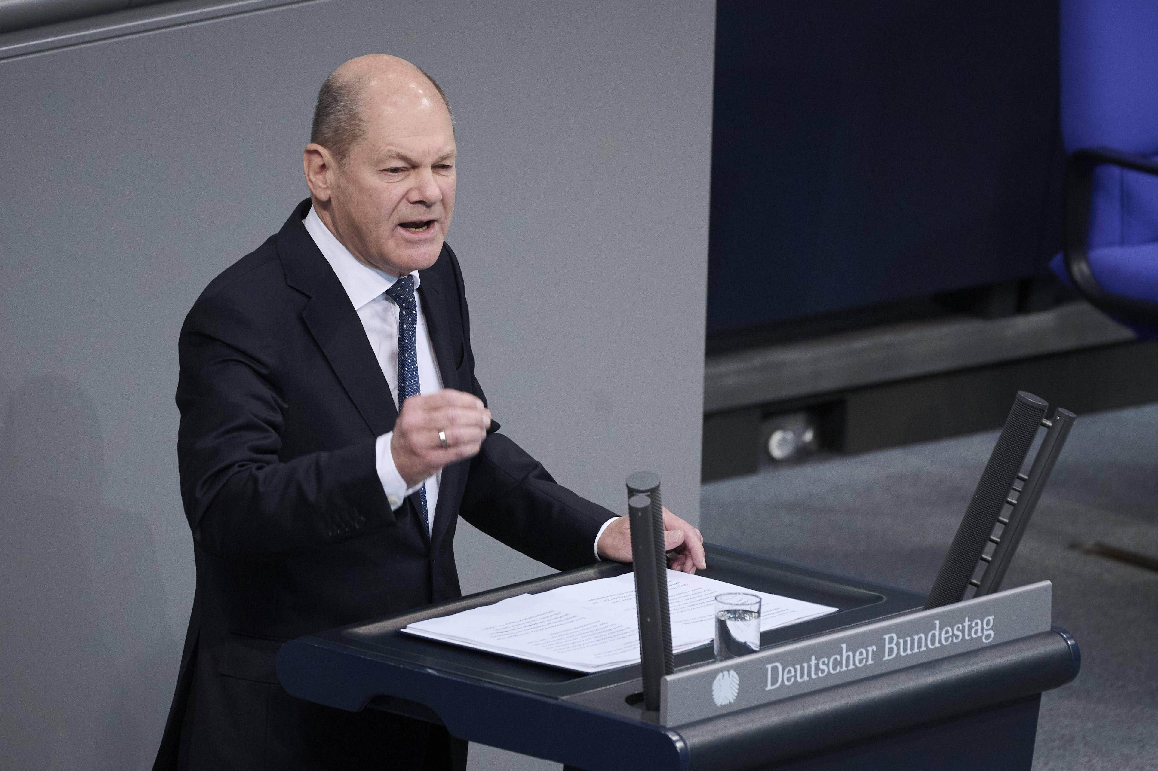Bundeskanzler Olaf Scholz hält eine energische Rede im Bundestag.