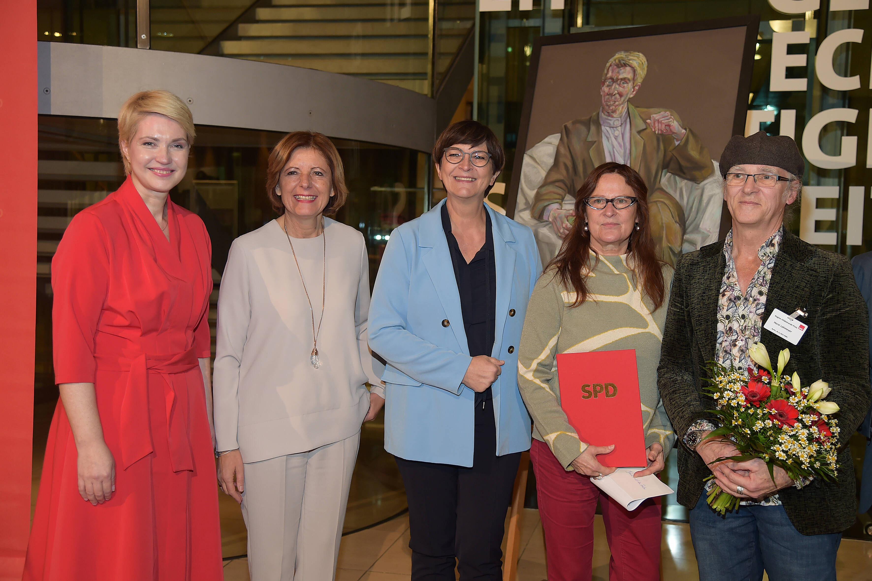 Horst und Birgit Lohmeyer mit Mecklenburg-Vorpommerns Ministerpräsidentin Manuela Schwesig, der rheinland-pfälzischen Ministerpräsidentin Malu Dreyer und der SPD-Vorsitzenden Saskia Esken bei der Verleihung des Regine-Hildebrandt-Preises im vergangenen Jahr.