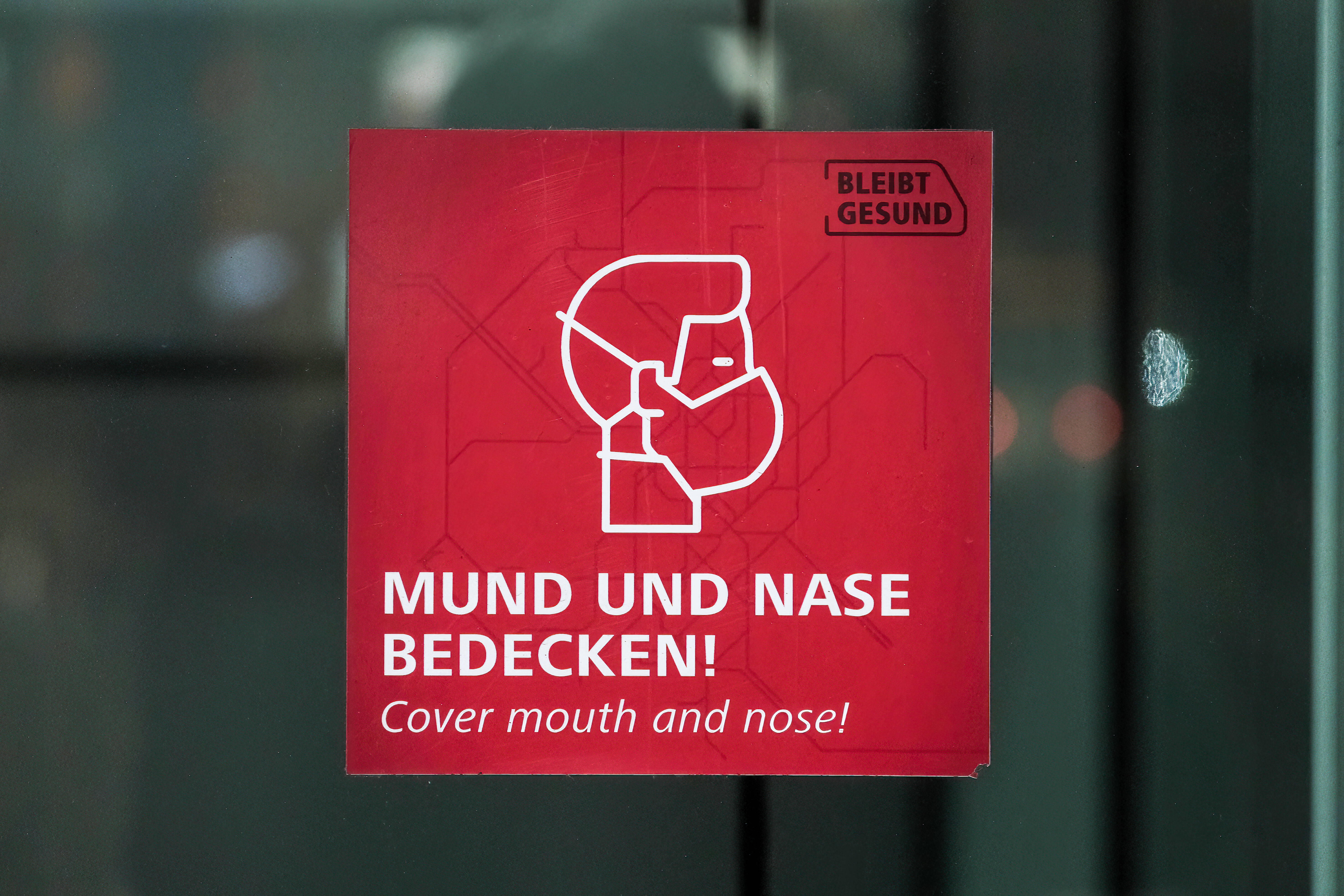 Zum 1. März laufen fast alle Corona-Schutzmaßnahmen aus. Bei bei Arzt- und Klinikbesuch muss auch weiterhin eine Maske getragen werden.