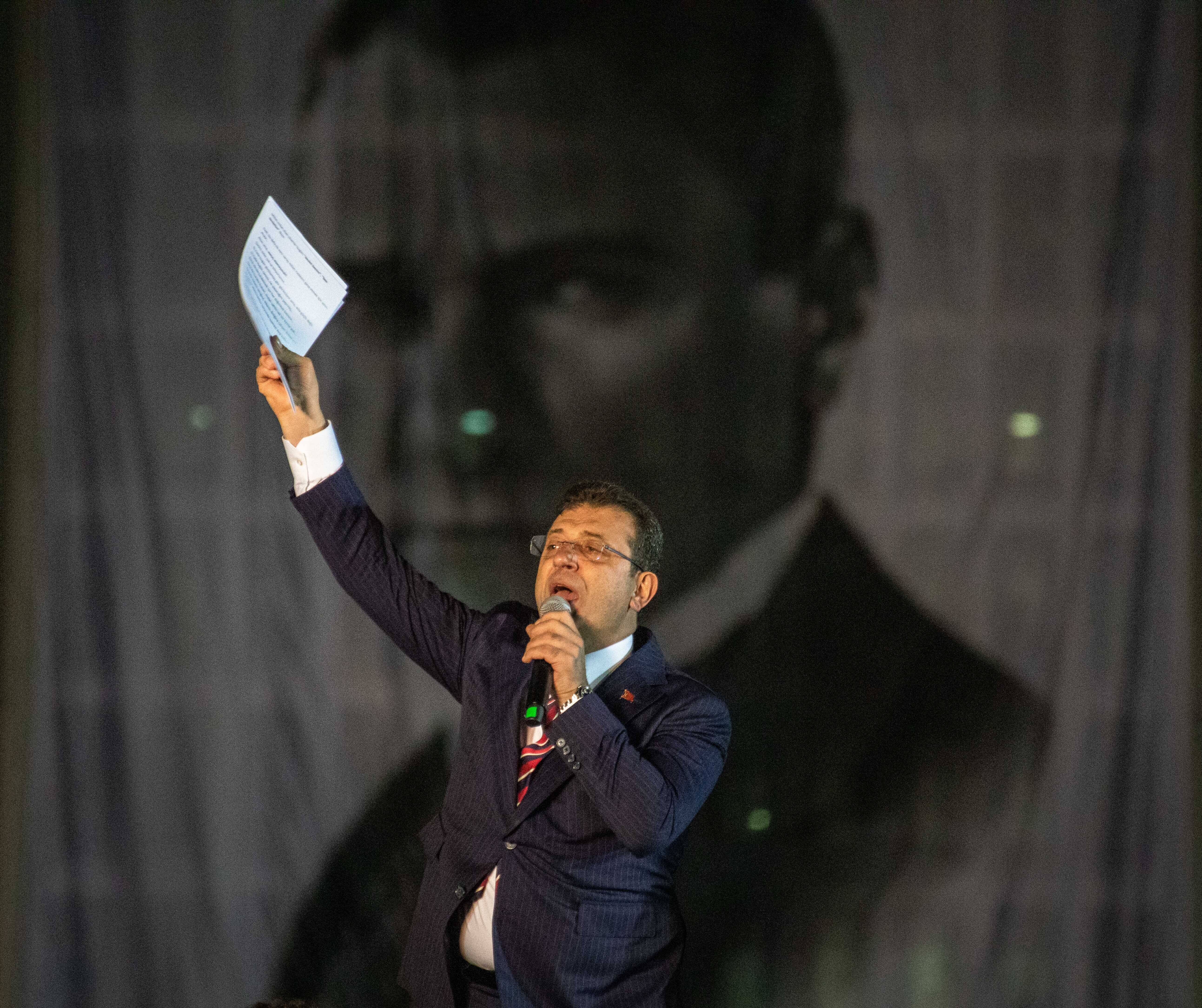 Will nicht aufgeben: Ekrem İmamoğlu zeigte sich nach der Verkündung des Urteils gegen ihn vor Anhänger*innen kämpferisch.