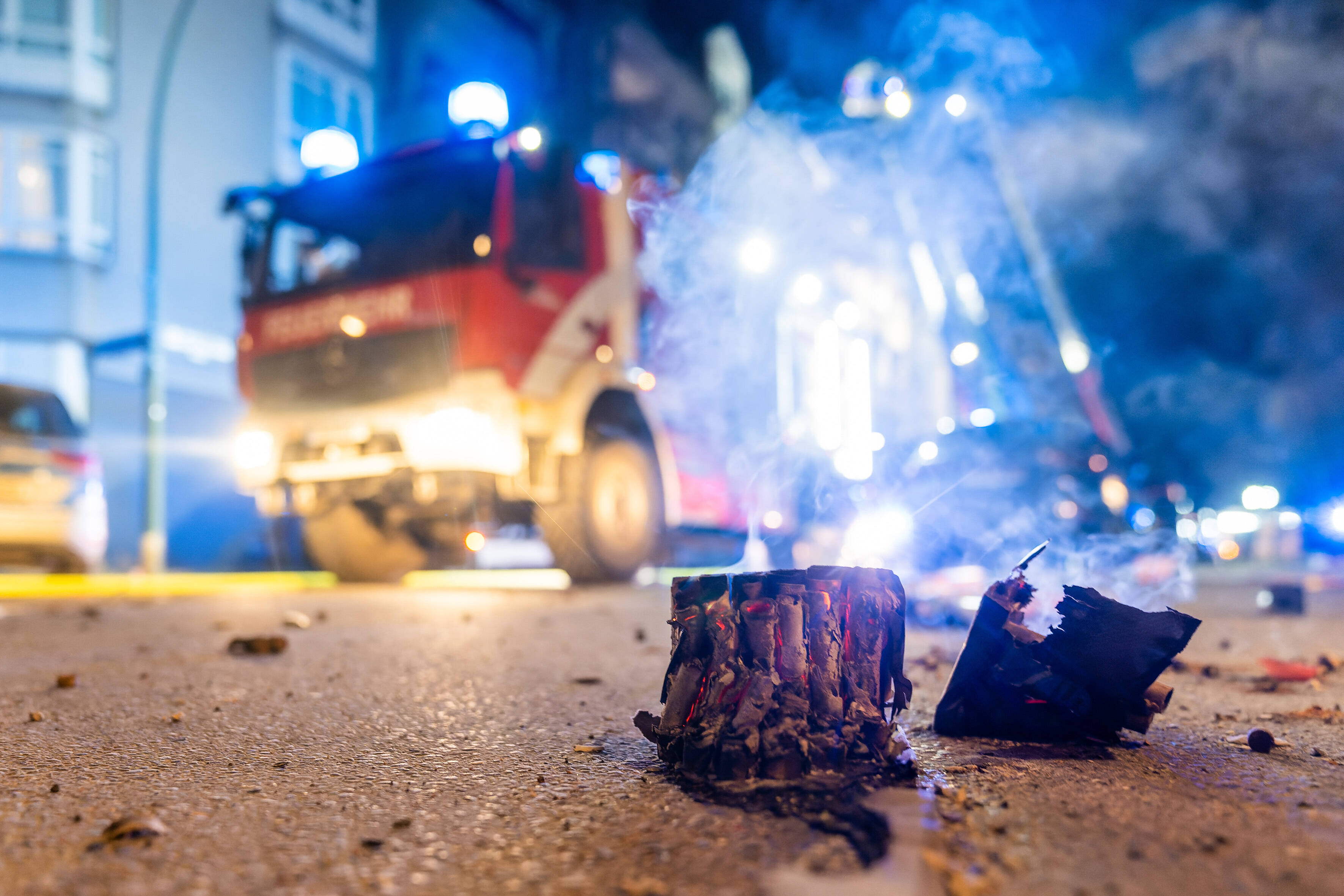 In der Silvesternacht gab es zahlreiche Angriffe auf Rettungskräfte. Der Seeheimer Kreis der SPD macht nun Vorschläge, wie sie besser geschützt werden können.