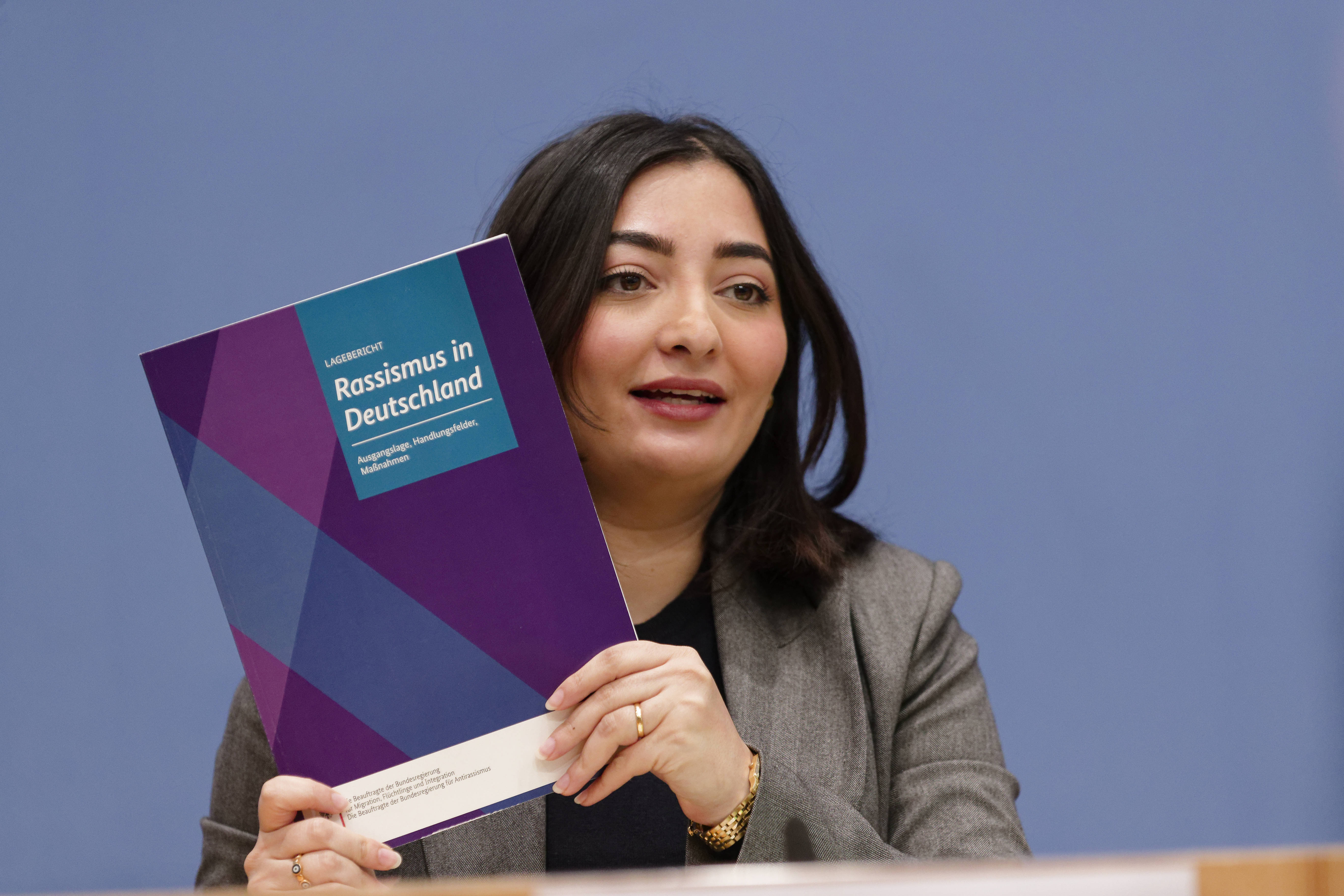 Staatsministerin Reem Alabali-Radovan stellte am Mittwoch den Lagebericht zu Rassismus in Deutschland vor.