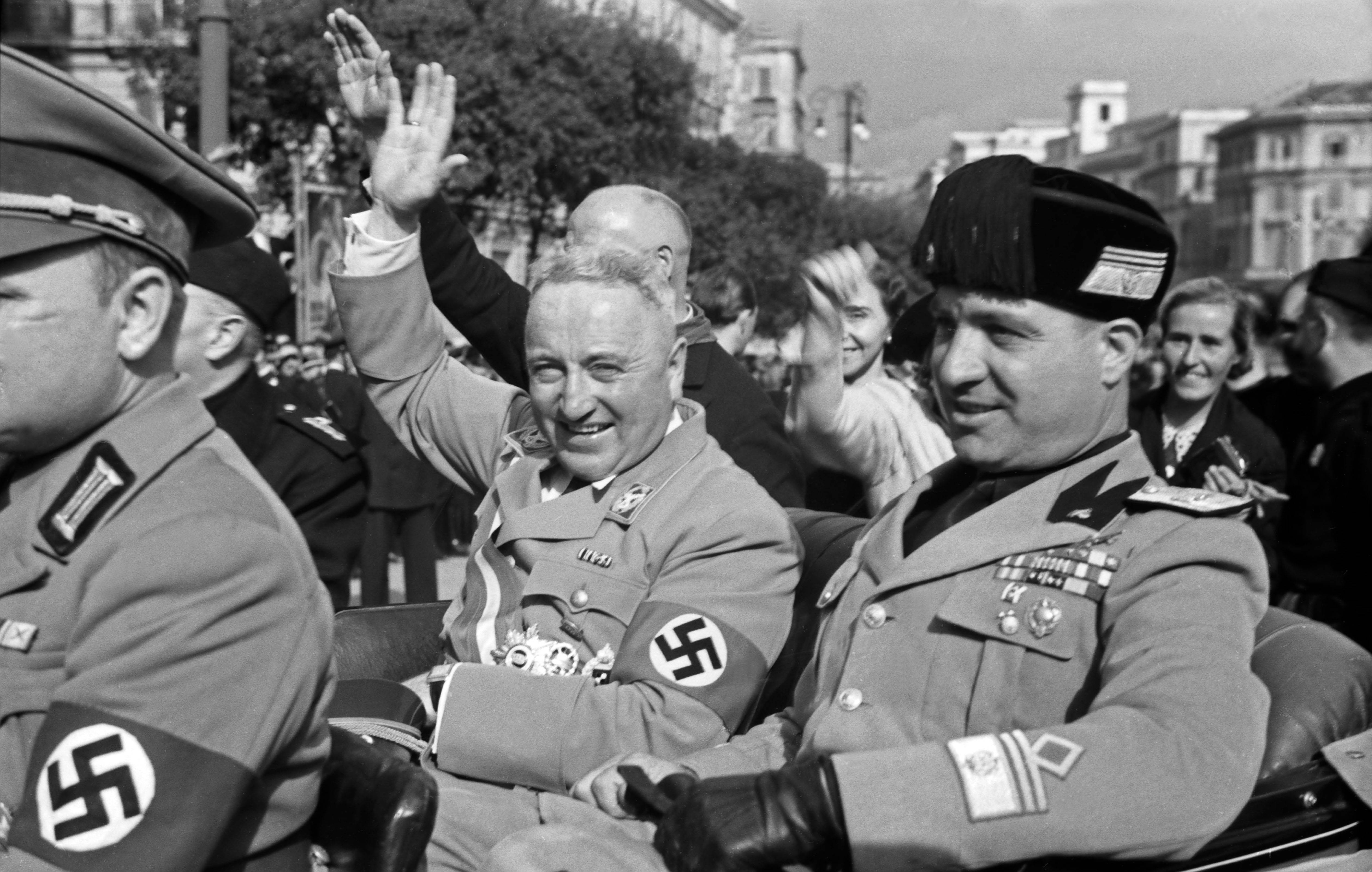 Fanatischer Hetzer ohnegleichen: Robert Ley, Leiter des Westdeutschen Beobachters (m.)