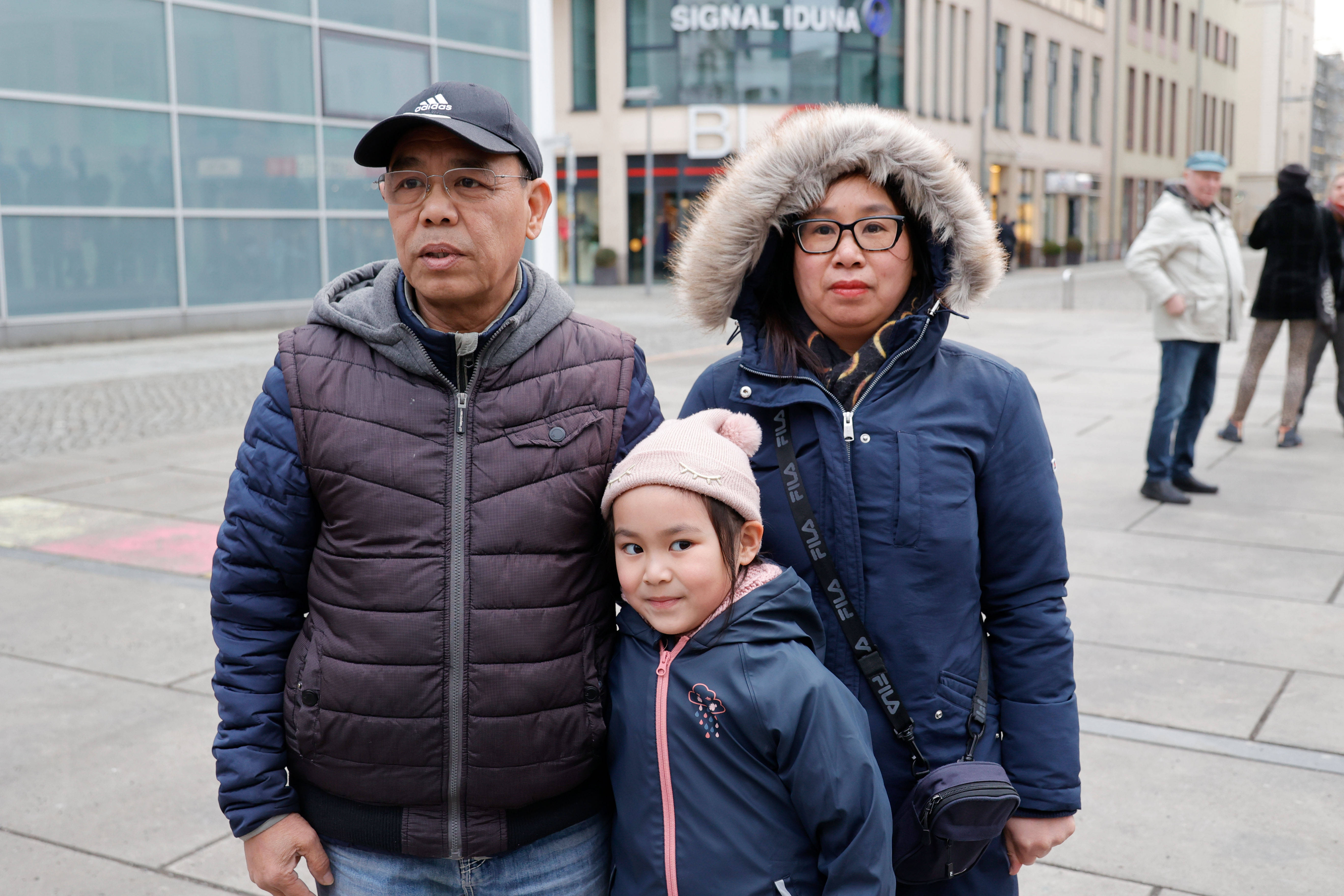 Er wird voerst weiter geduldet, seine Familie soll gehen: Der Vietnamese Pham Phi Son (l.) mit seiner Frau Hoa Nguyen und seiner 2017 in Deutschland geborenen Tochter Emilia.