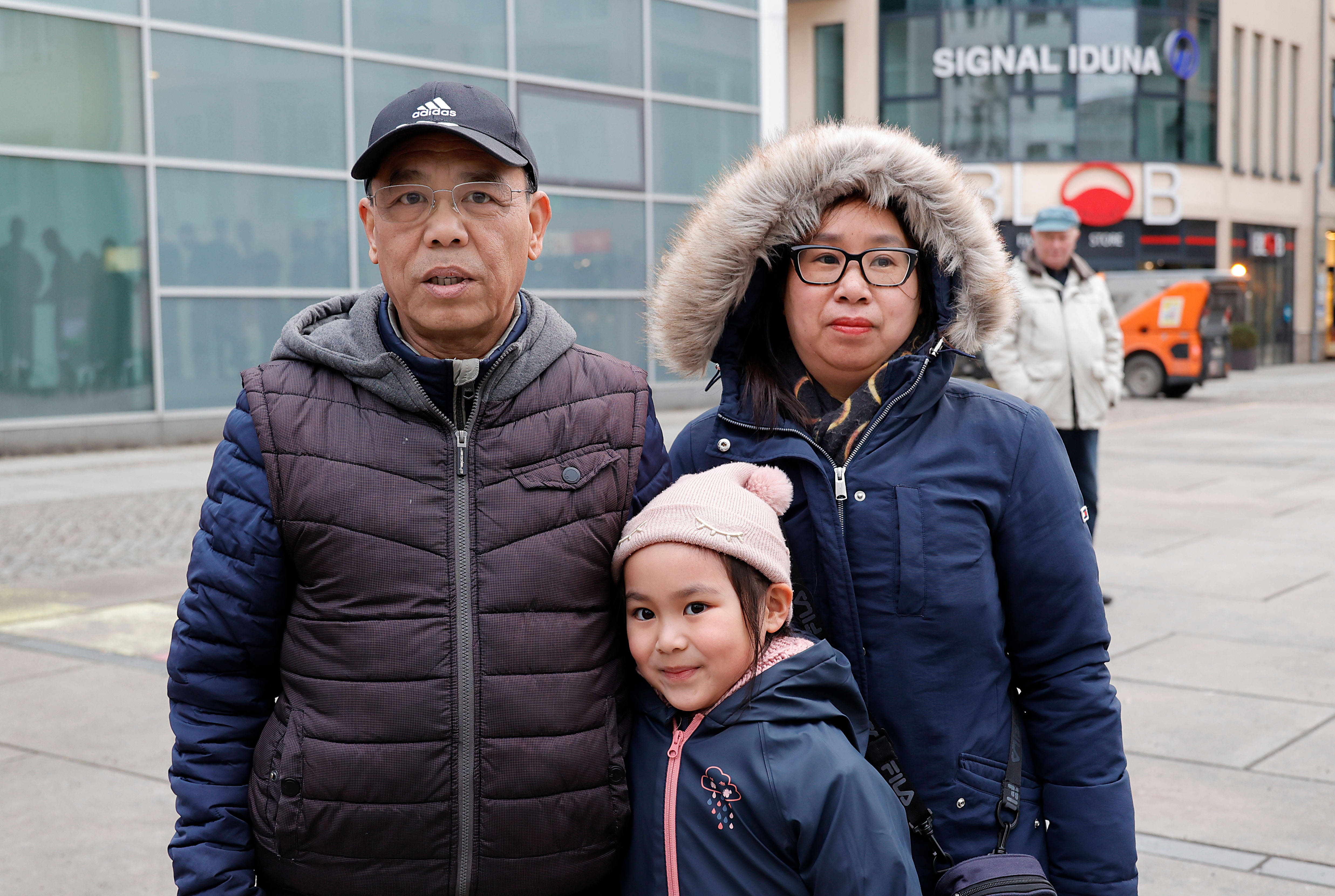 Familie Pham droht die Trennung: Die Chemnitzer Ausländerbehörde verlängerte nur die Duldung von Pham Phi Son (l.). Seiner Frau Hoa Nguyen und seiner in Deutschland geborenen Tochter Emilia droht die Abschiebung.