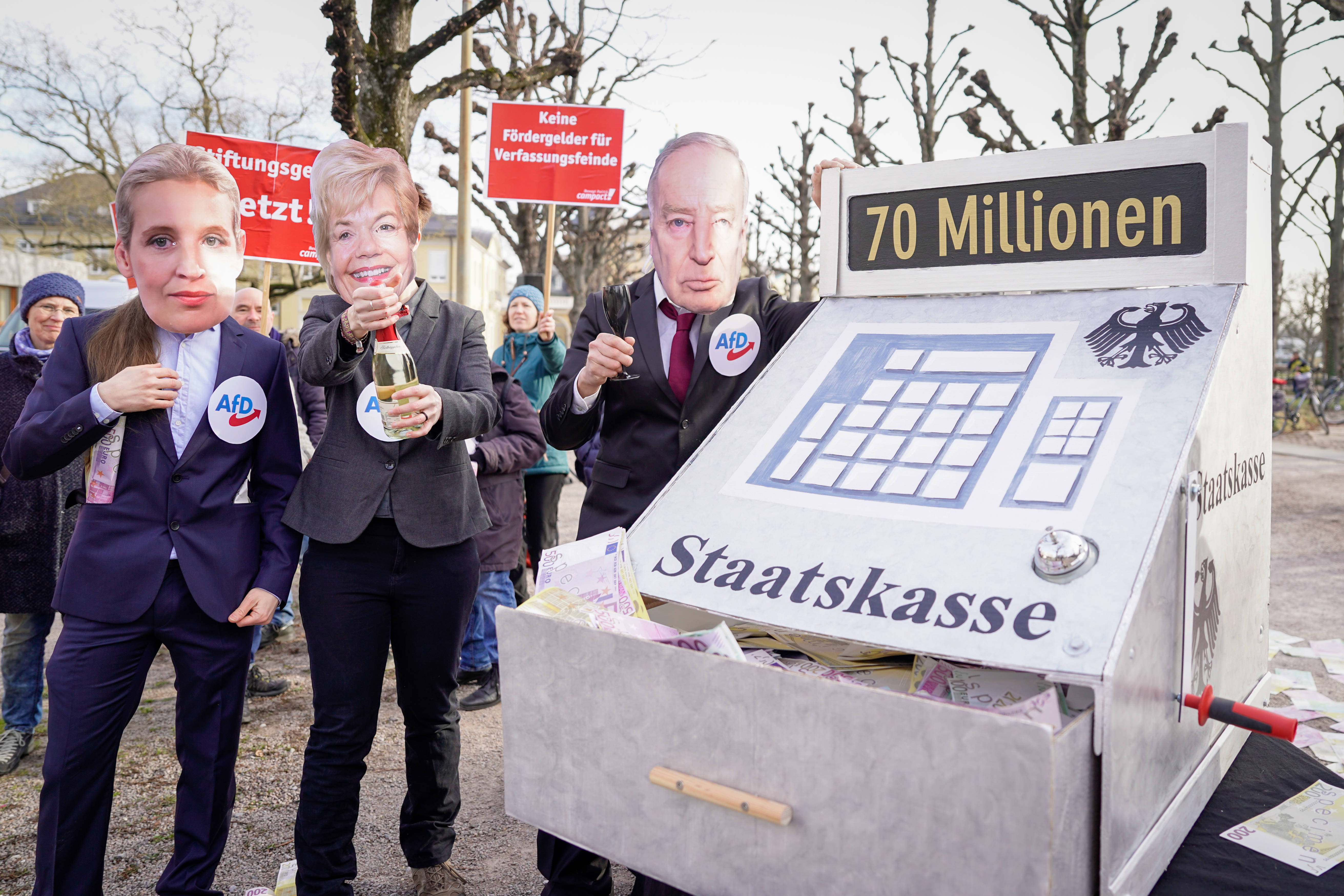 Protest vor dem Bundesverfassungsgericht im Februar: Bisher erhält die Desiderius-Erasmus-Stiftung keine Steuergelder.