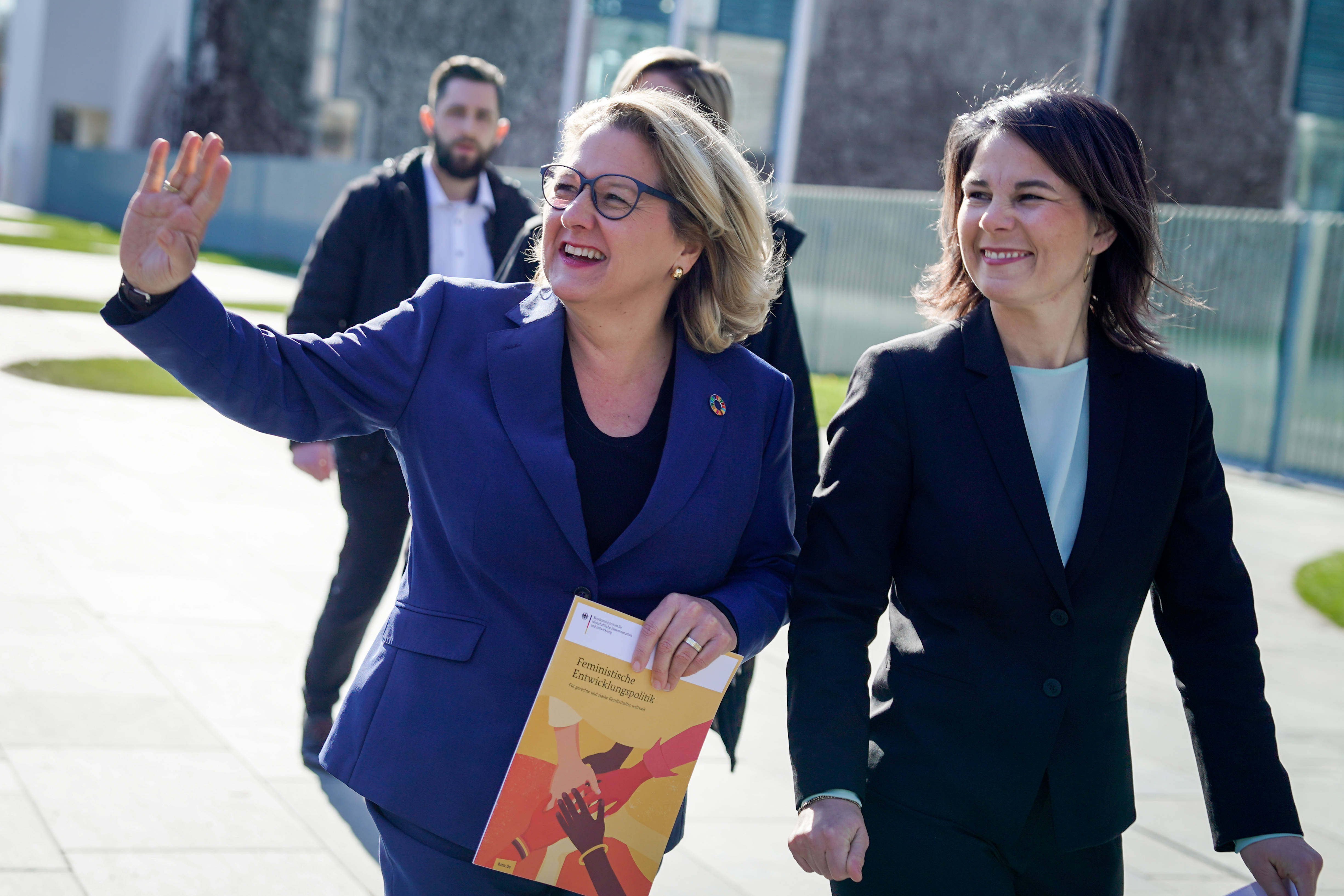 Zwei, die sich gut verstehen und gemeinsam für eine feministische Außen- und Entwicklungspolitik einstehen: Svenja Schulze und Annalena Baerbock
