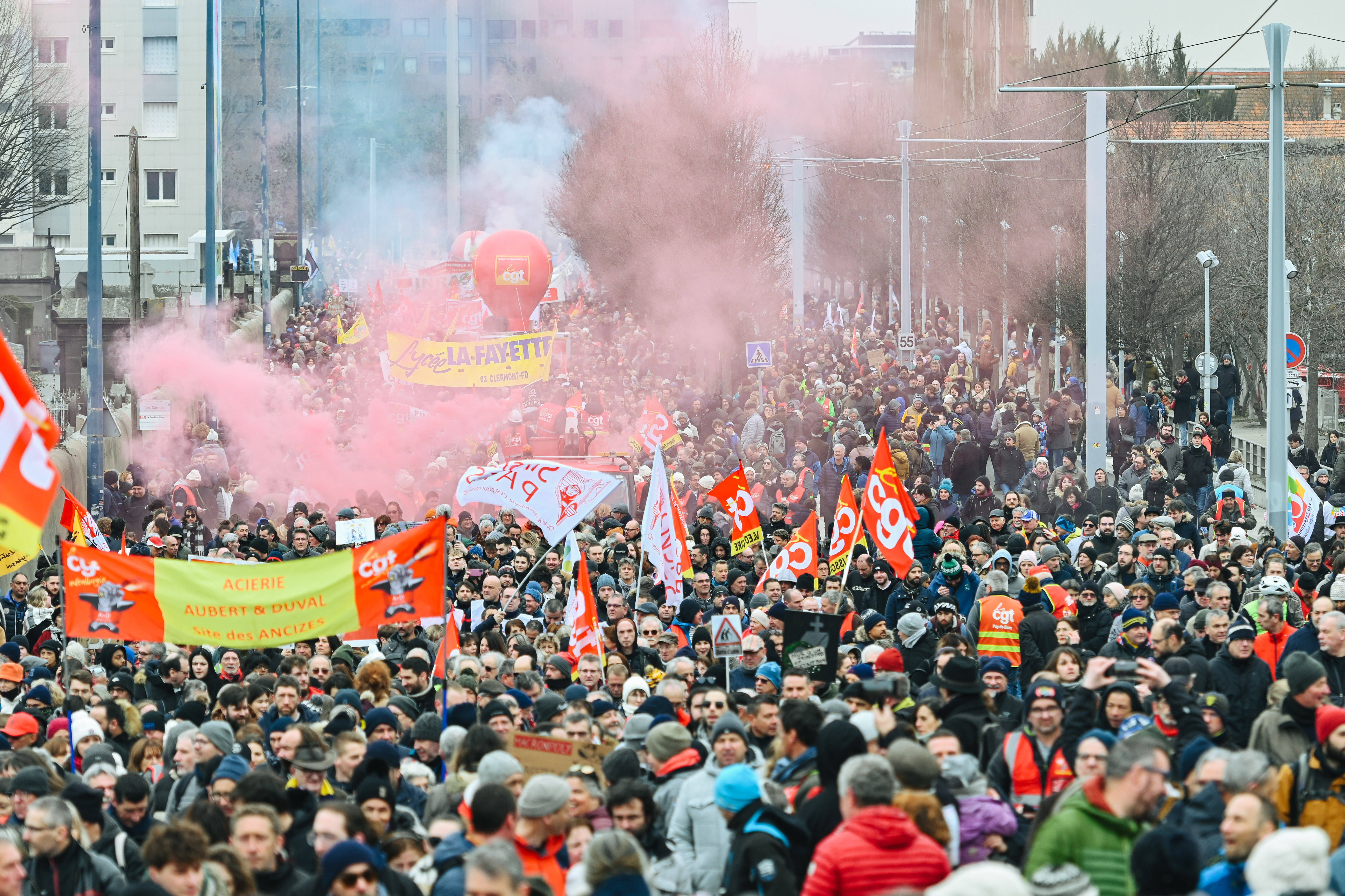 Massenproteste in Frankreich: Sie richten sich gegen die Pläne von Präsident Emmanuel Macron, das Renteneintrittsalter von 62 auf 64 Jahre anzuheben, wie hier am 07.03.2023 in Clermont-Ferrand