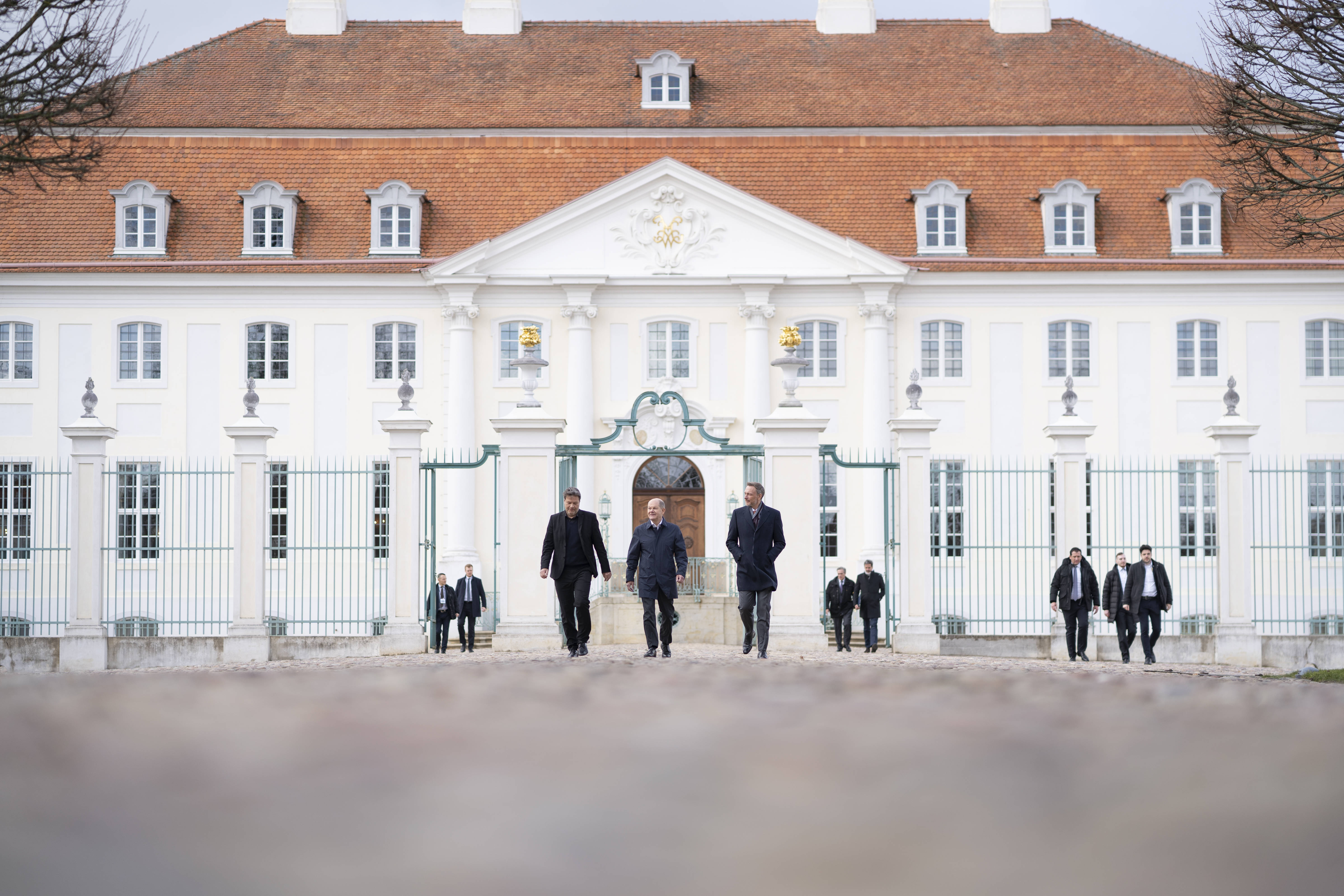 Kabinettsklausur in Meseberg: Wie hier im März 2023 trifft sich die Bundesregierung auch im August zu einer zweitätigen Arbeitssitzung, mit Bundeskanzler Olaf Scholz (m.), Vizekanzler Robert Habeck (l.) und Finanzminister Christian Lindner (r.)
