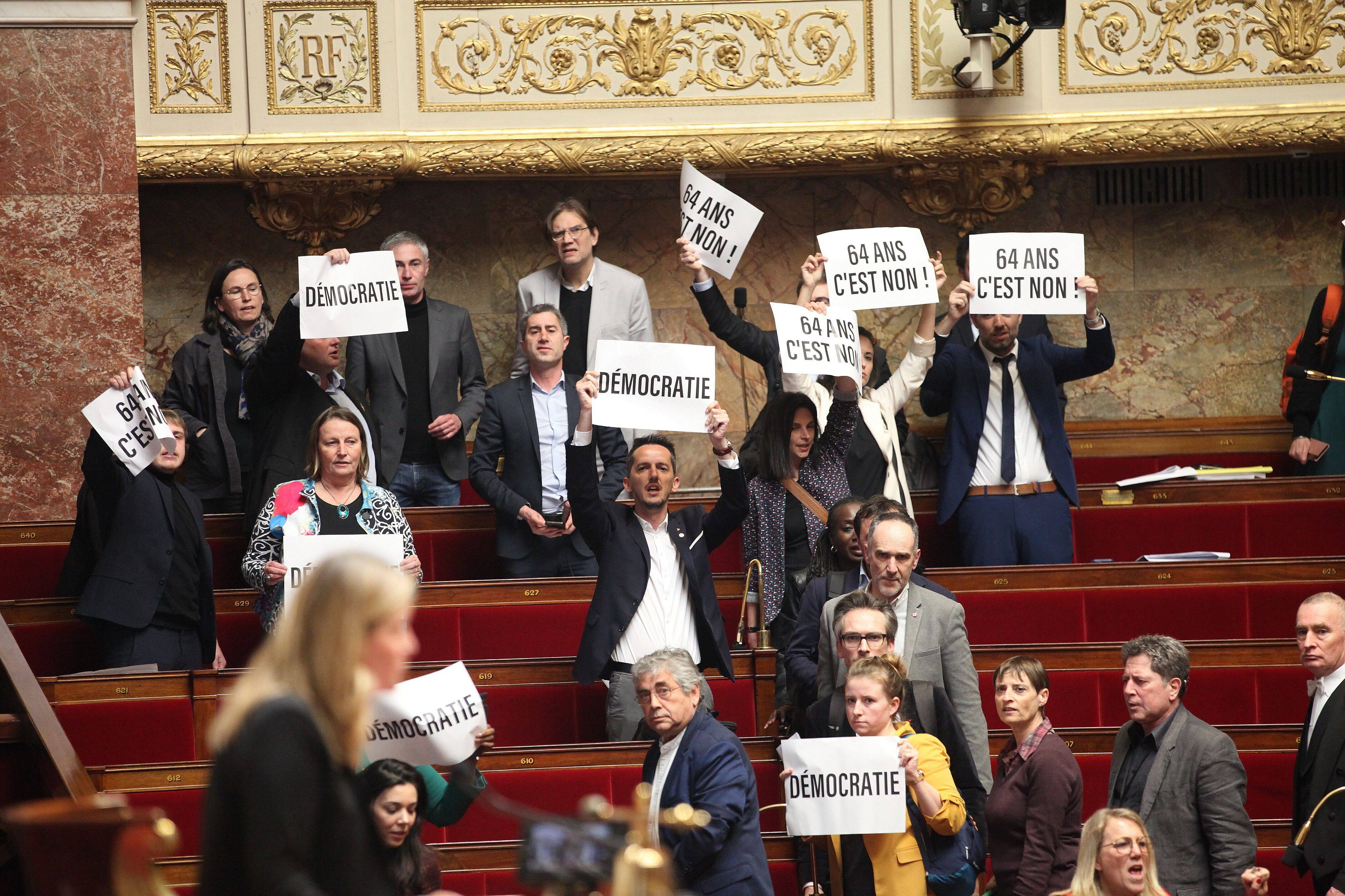 Pfiffe und Buhrufe in der Nationalversammlung: Nach dem Beschluss der Rentenreform per Dekret stehen Frankreich unruhige Zeiten bevor.