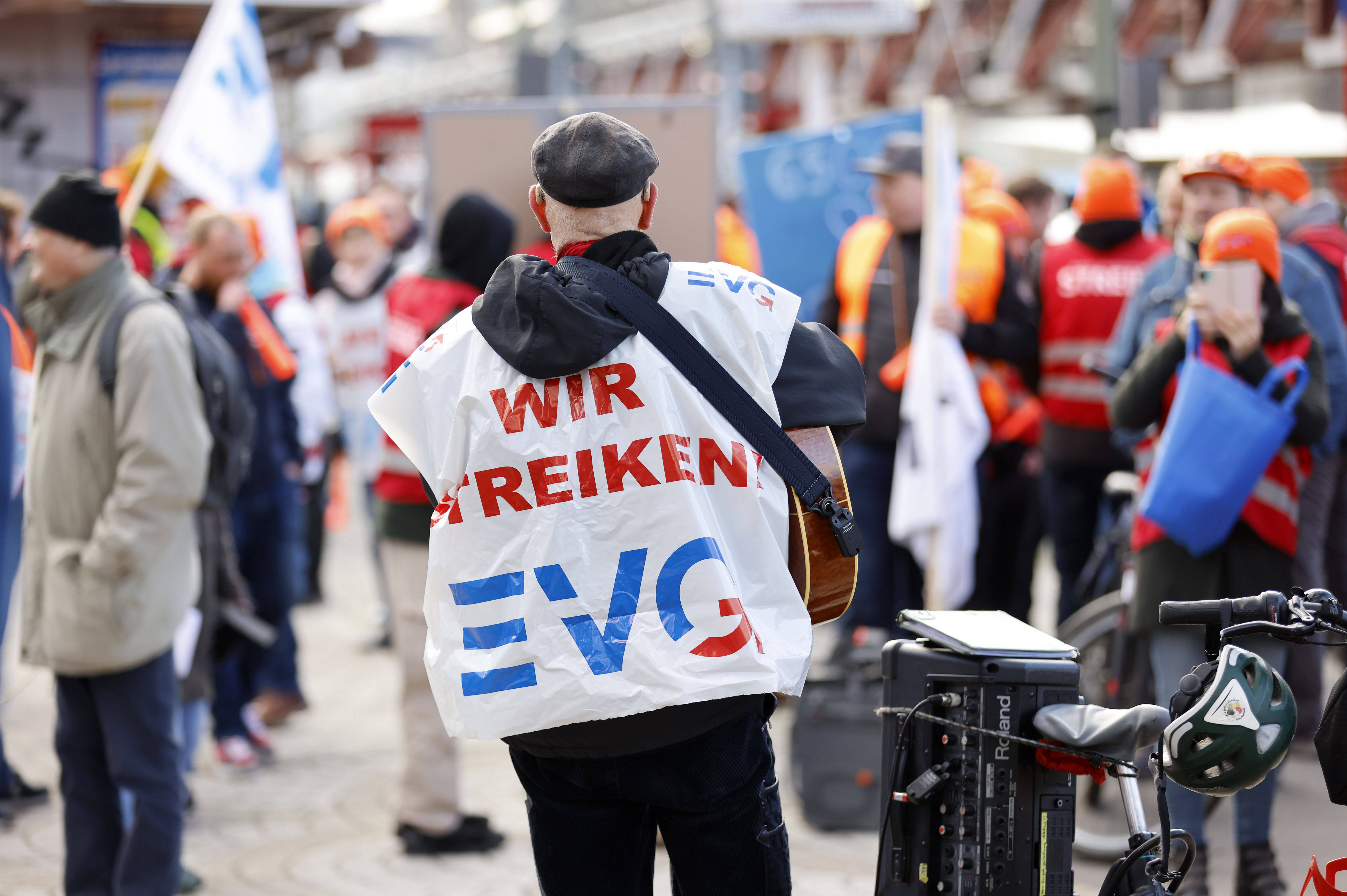 Kundgebung der EVG am Berliner Ostbahnhof: Der eintägige Warnstreik vom Montag wird erstmal nicht wiederholt.
