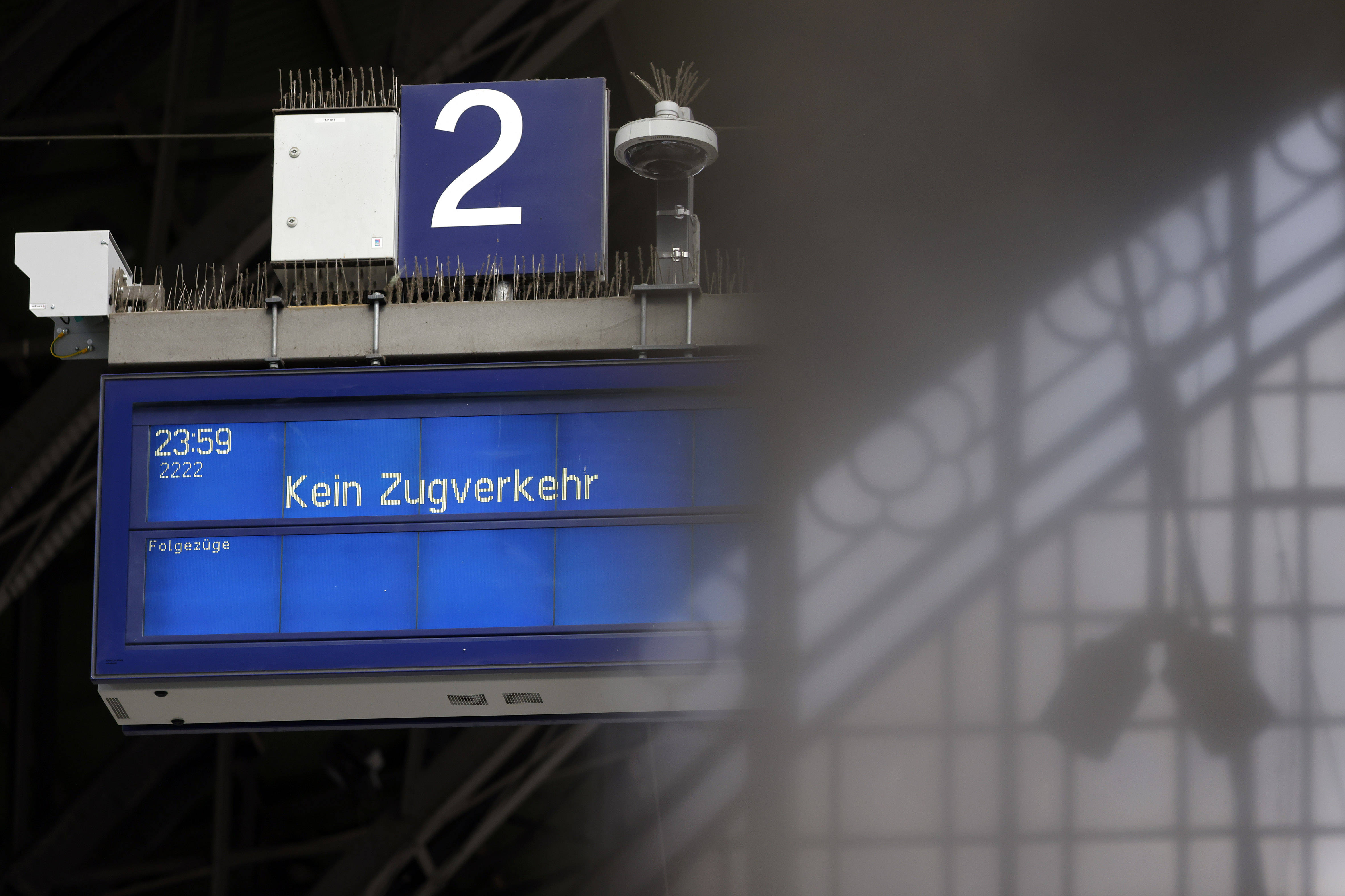 Wenn der Zugverkehr streikbedingt ausfällt, haben Bahnfahrer*innen auch künftig Anspruch auf Entschädigung.