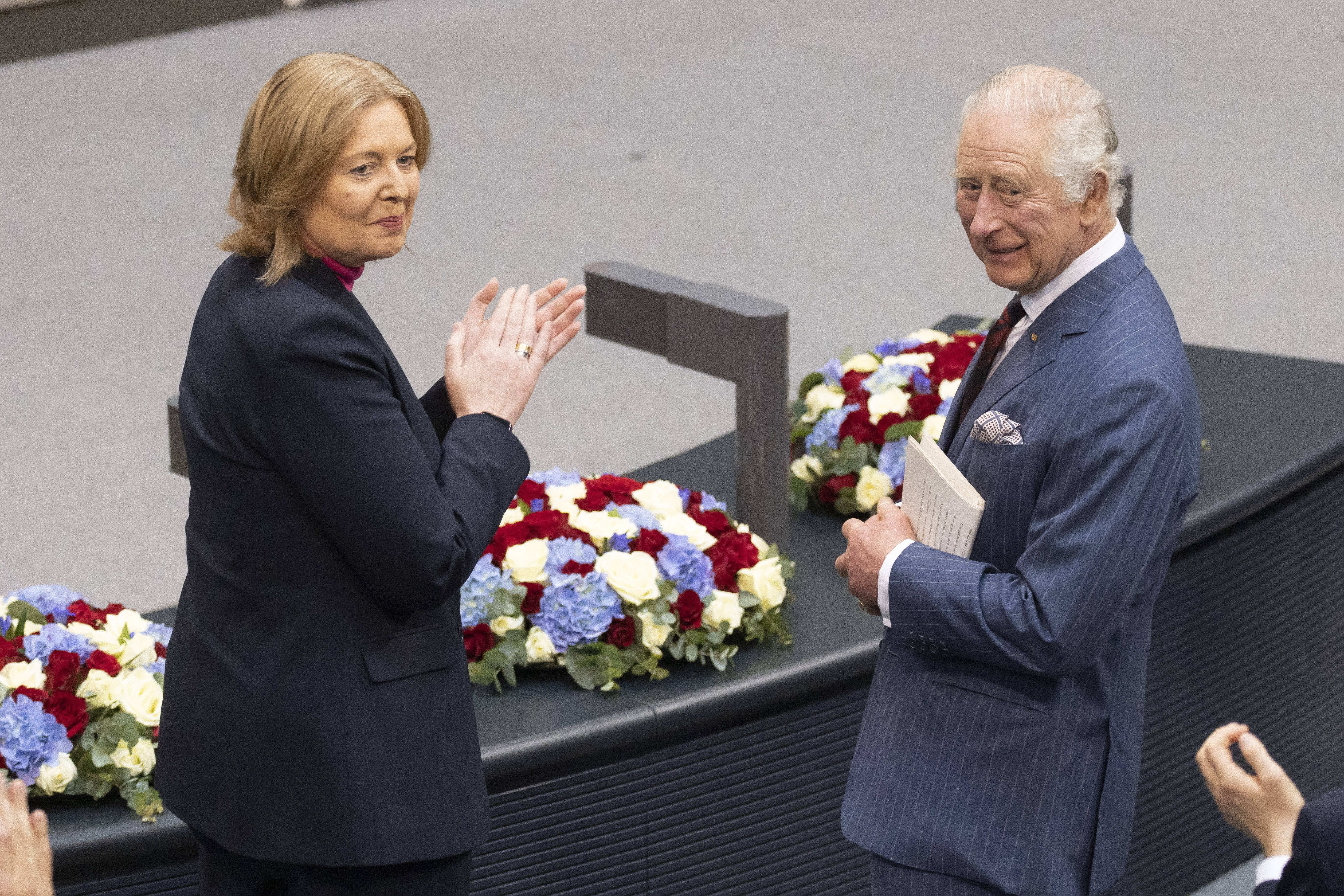 „Herzlich willkommen“: Bundestagspräsidentin Bärbel Bas begrüßt König Charles III. am 30. März 2023 im Plenarsaal des Deutschen Bundestages in Berlin.