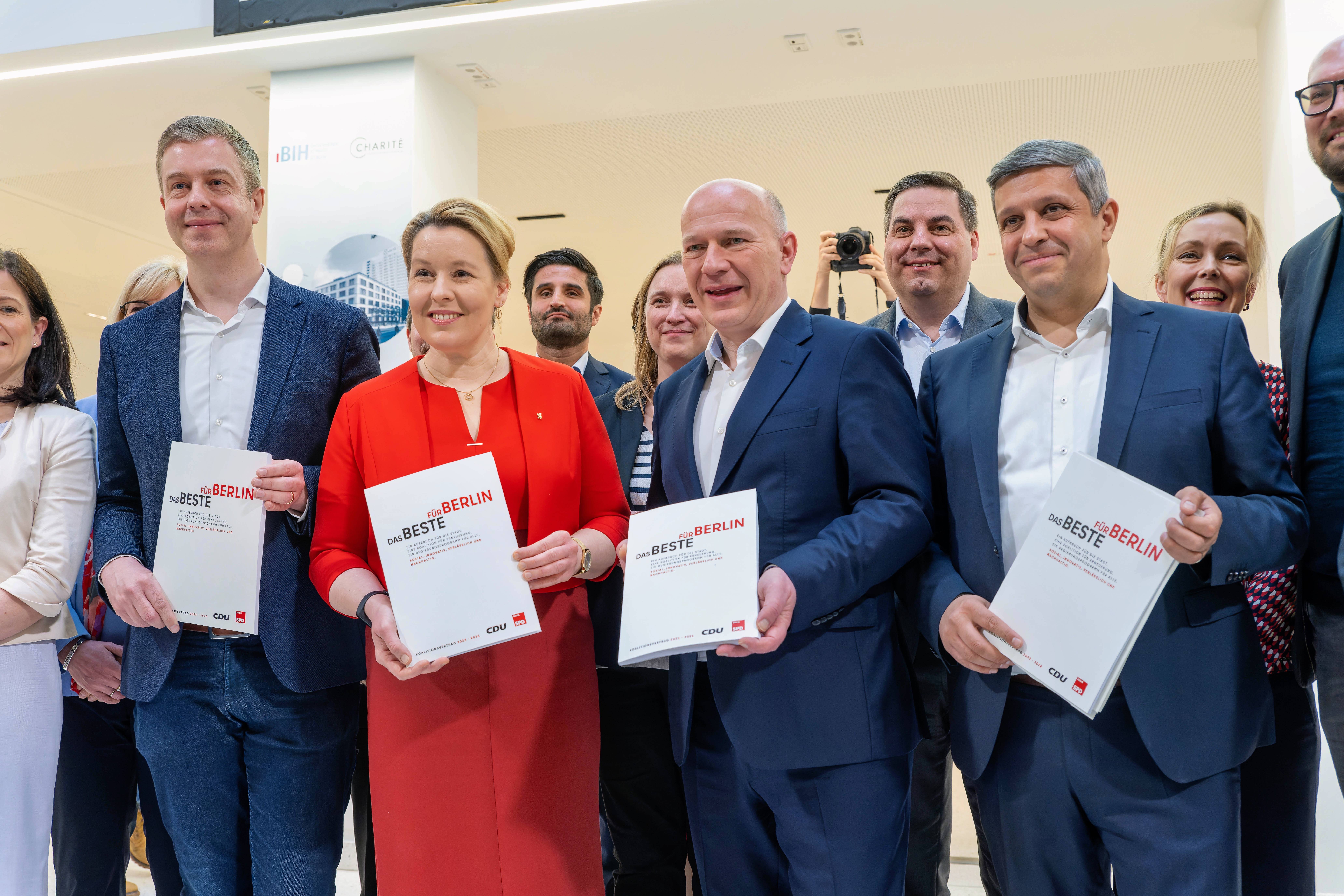 Die Spitzen der Berliner Sozial- und Christdemokrat*innen präsentieren den Koalitionsvertrag (v. l.): Der designierte Finanzsenator Stefan Evers, SPD-Landesvorsitzende Franziska Giffey, CDU-Chef Kai Wegner und der Fraktionsvorsitzende der SPD-Fraktion im Abgeordnetenhaus Raed Saleh.