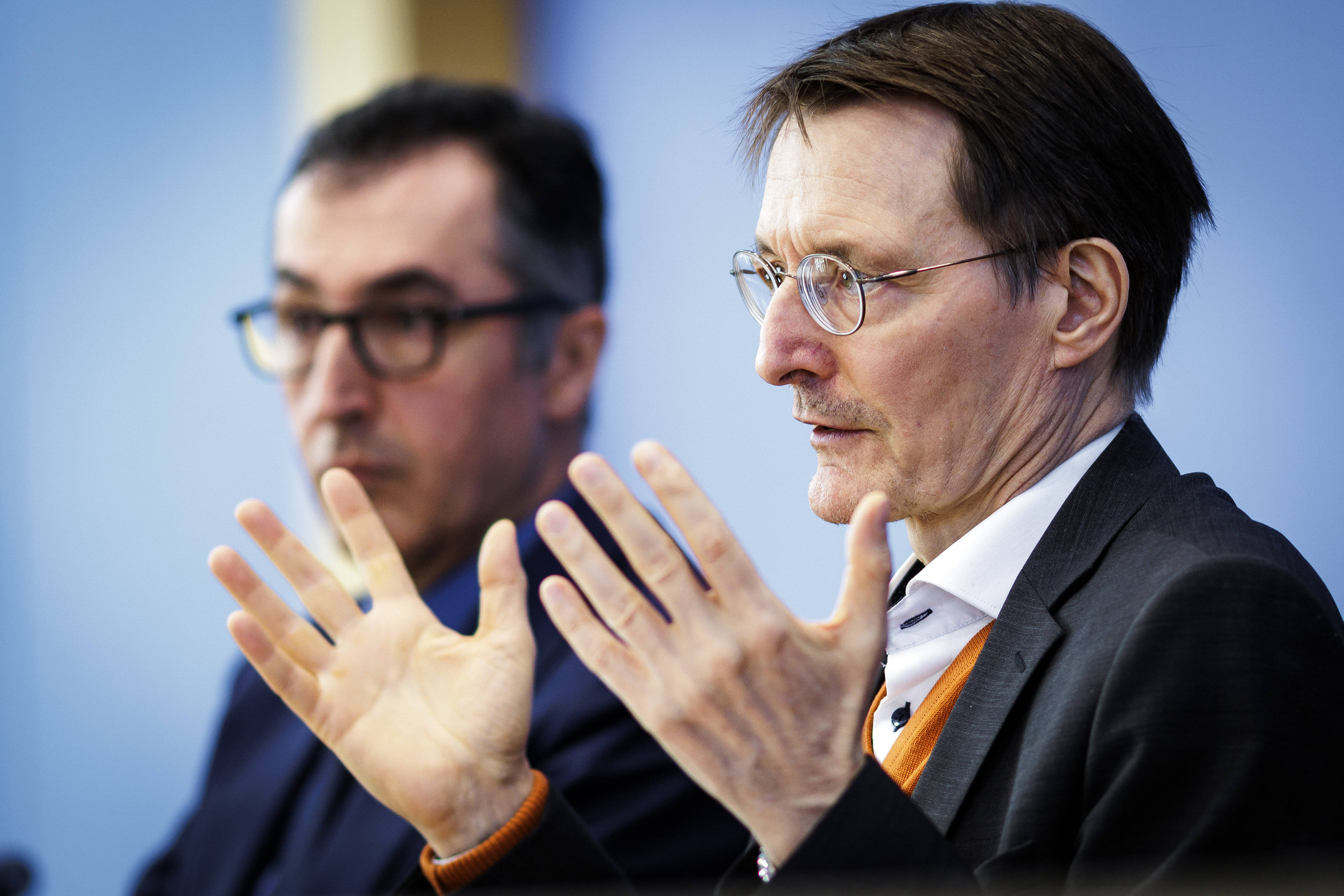 Der Besitz von bis zu 25 Gramm Cannabis und der Eigenanbau von drei Pflanzen sollen nach den neuen Plänen von Bundesgesundheitsminister Karl Lauterbach (l.) und Landwirtschaftsminister Cem Özdemir straffrei sein.
