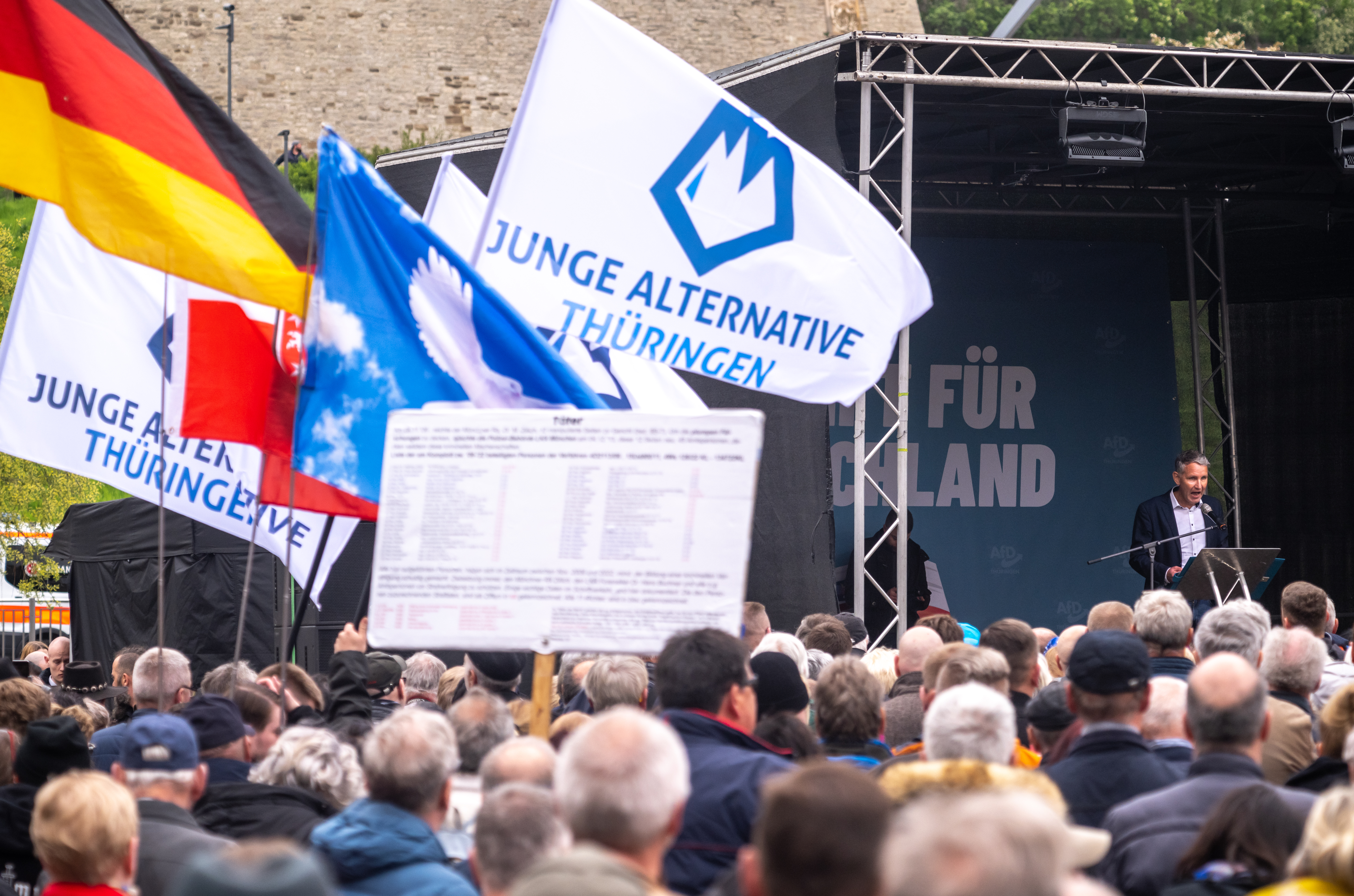 Rechtsextreme Einstellungen haben laut der Mitte-Studie der Friedrich-Ebert-Stiftung stark zugenommen und sind in Ostdeutschland besonders ausgeprägt.