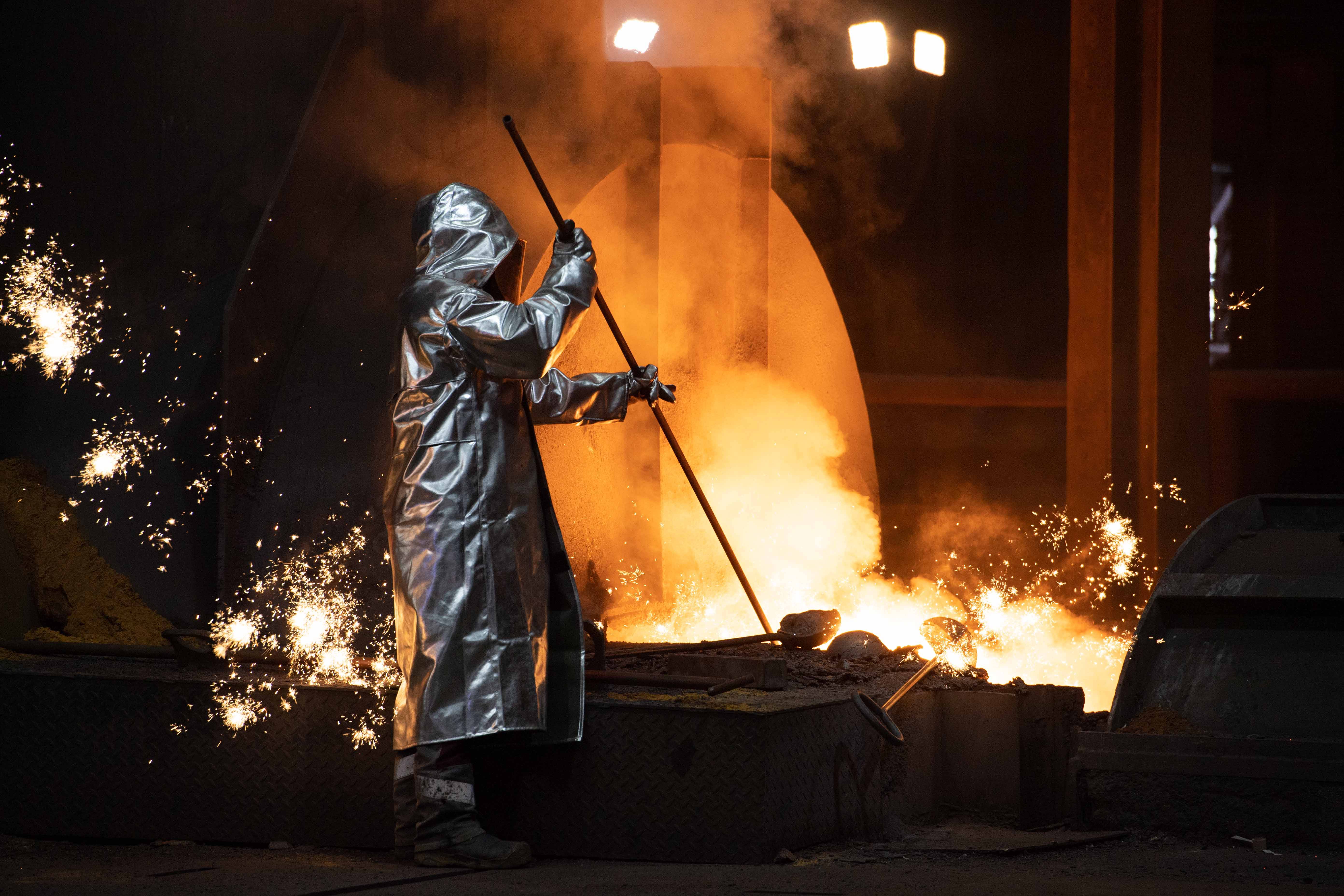 Hochofen zur Stahlproduktion in Duisburg: Zur Verwirklichung der grünen Transformation brauchen wir eine wahrhaft europäische Industriepolitik