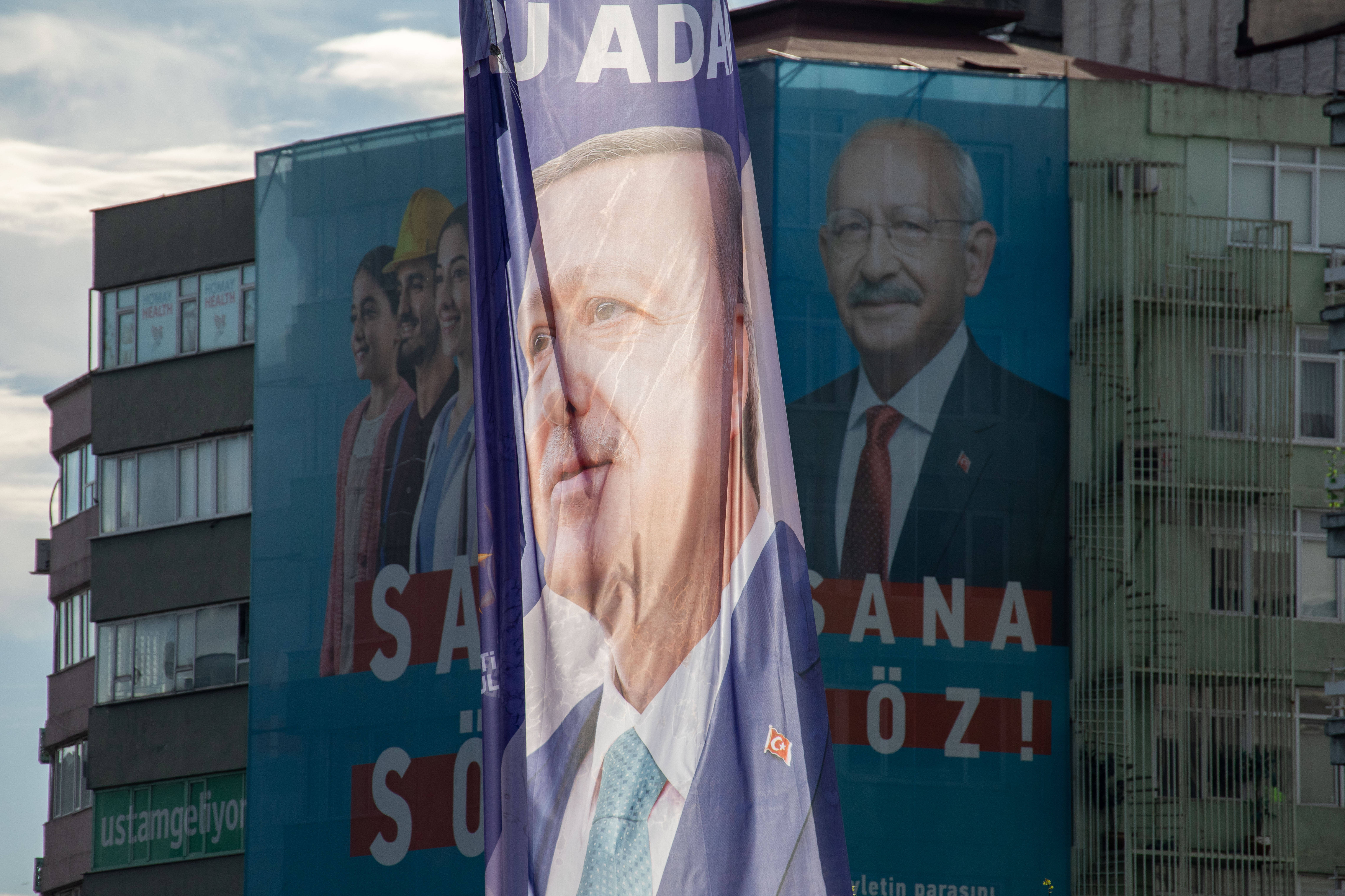 Treten in der Stichwahl am 28. Mai nochmals gegeneinander an: Recep Tayyip Erdoğan (M.) und sein Herausforderer Kemal Kılıçdaroğlu.