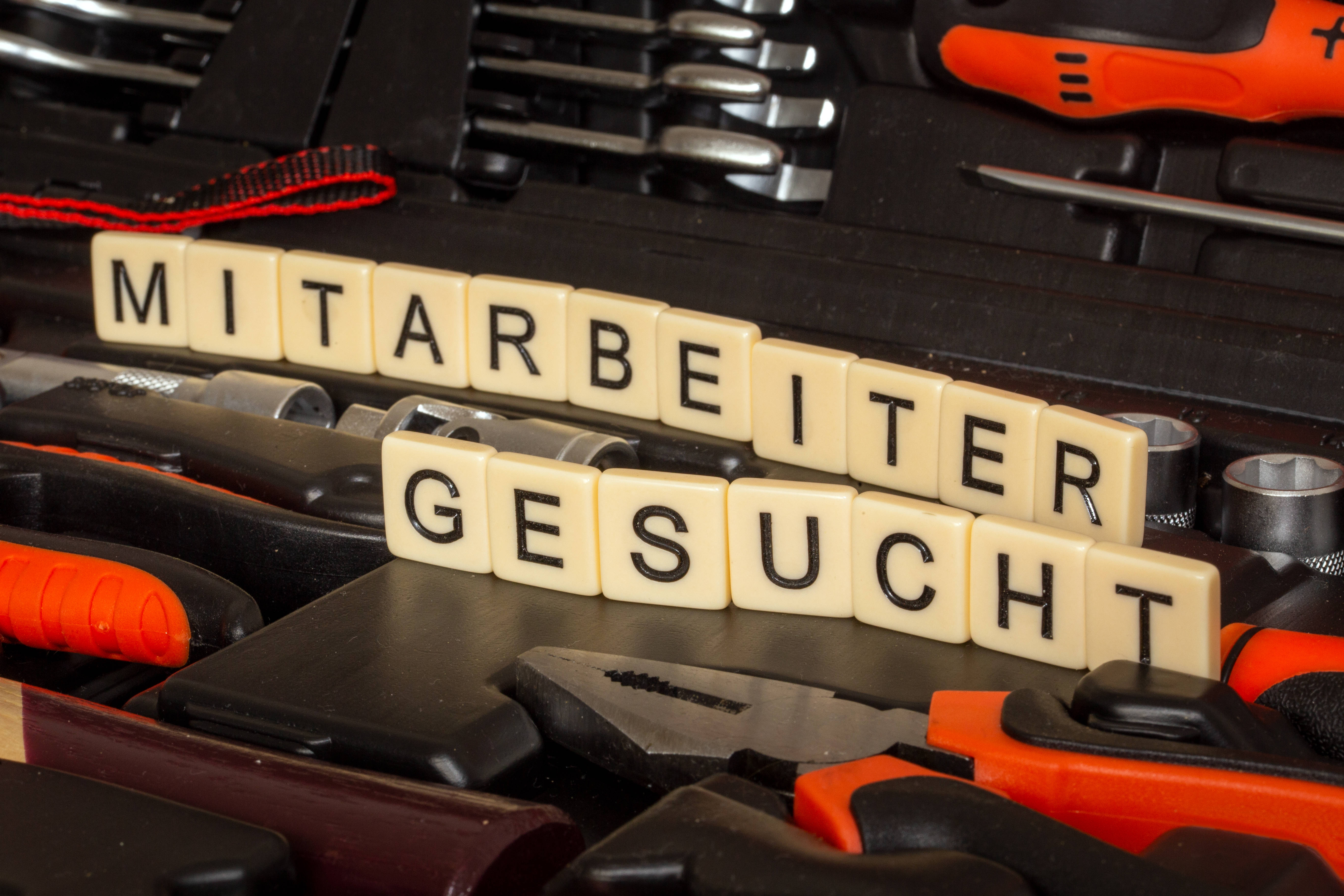 Zu viele offene Stelle für zu wenig Bewerber*innen: Die Ampel versucht dem Fachkräftemangel mit einer Doppelstrategie zu begegnen.