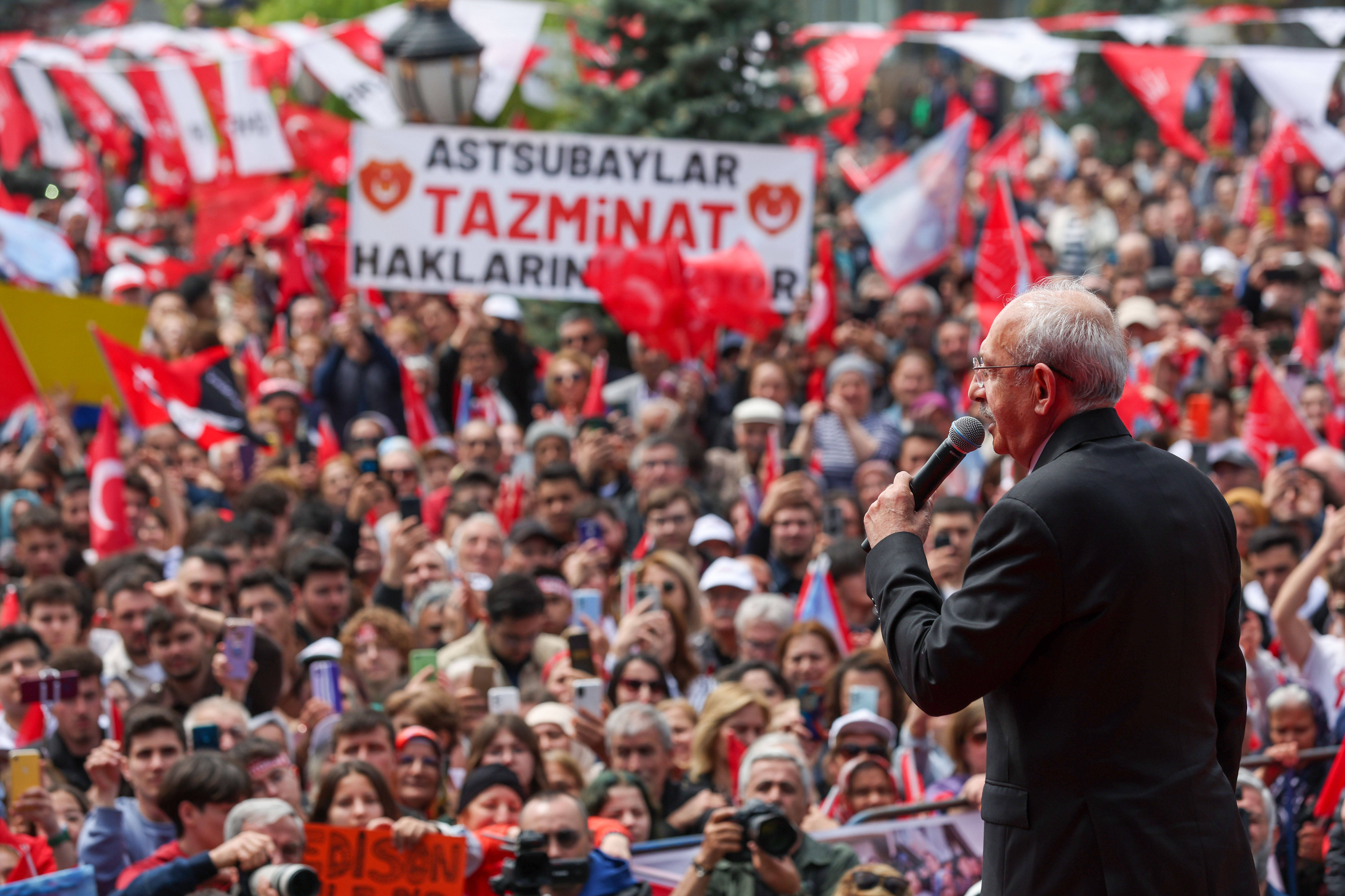 Oppositionskandidat Kemal Kılıçdaroğlu vor Anhänger*innen: Fünf weitere Jahre Erdoğan würde die türkische Wirtschaft nicht verkraften.