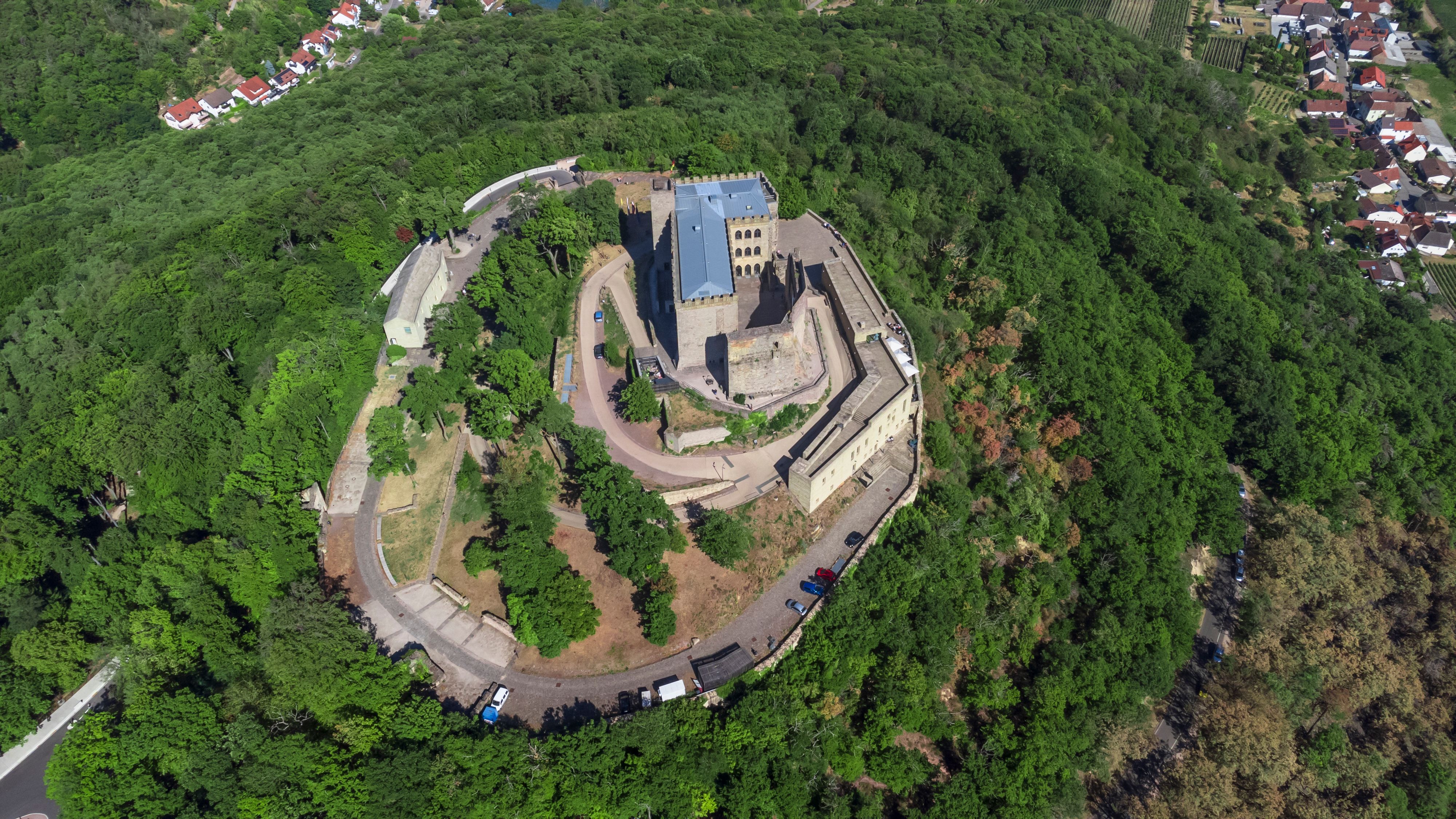 Ein passender Ort, um über die Demokratie zu sprechen: Bereits zum dritten Mal findet der  „Hambacher Demokratiedialog“ auf dem Hambacher Schloss in Rheinland-Pfalz statt.