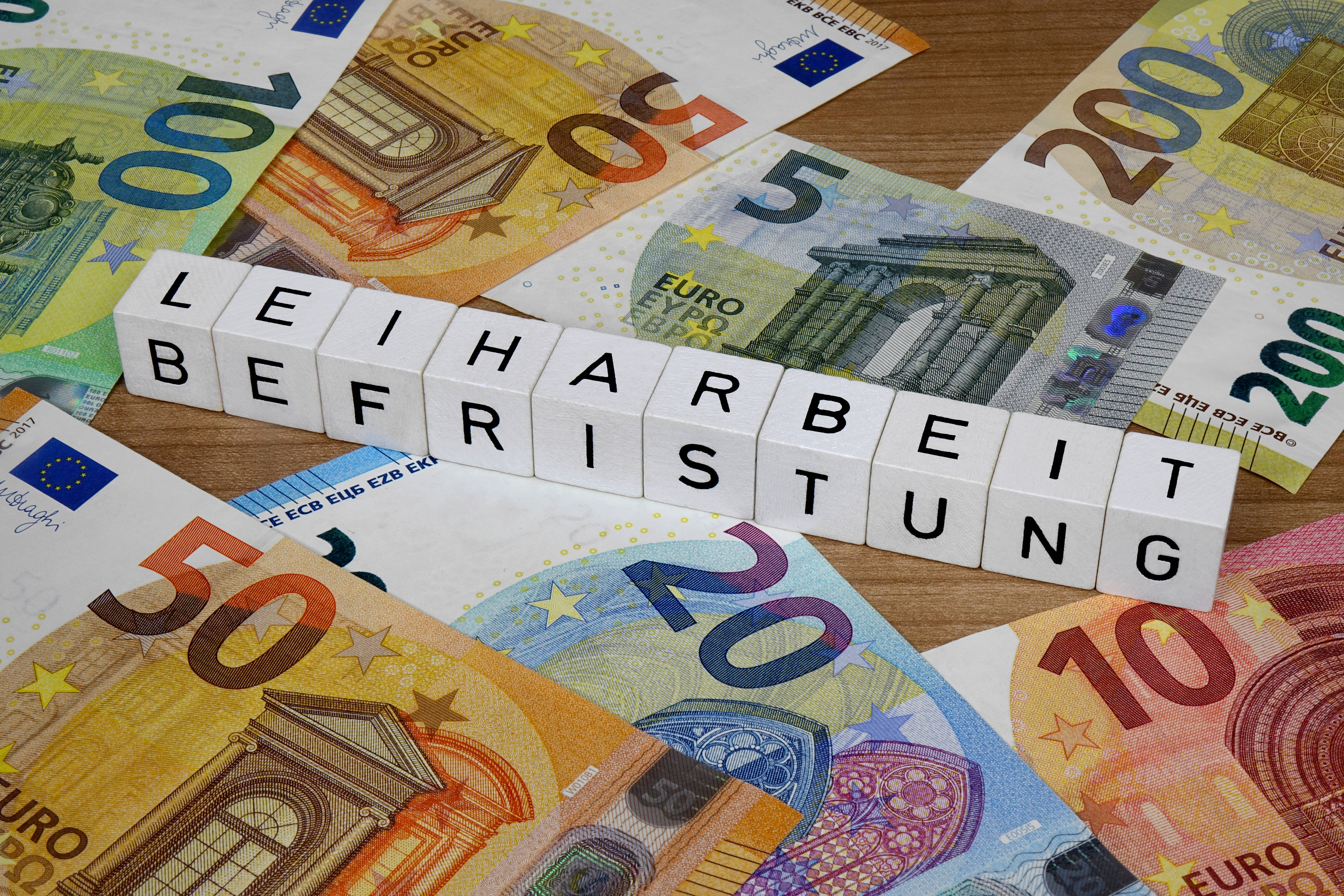 Über 800.000 Zeitarbeiter*innen gibt es in Deutschland. Die meisten von ihnen sind unbefristet bei ihren Firmen angestellt