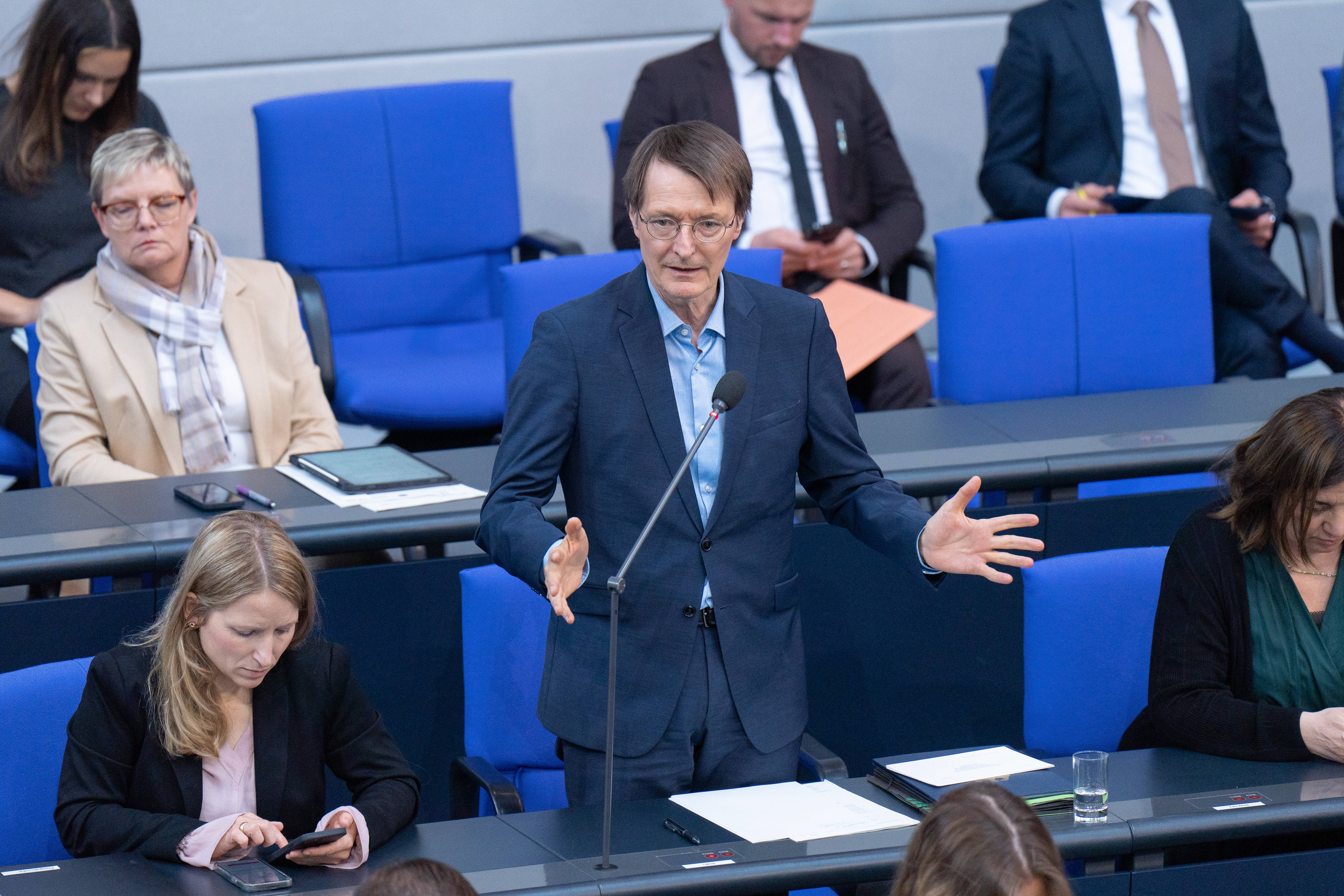 Das deutsche Krankenhaussystem müsse „entökonomisiert“ und „entbürokratisiert“ werden, findet Bundesgesundheitsminister Karl Lauterbach. Das schaffe seine Reform. Dazu hat sein Ministerium nun ein Entwurf zu den geplanten Eckpunkten vorgelegt.