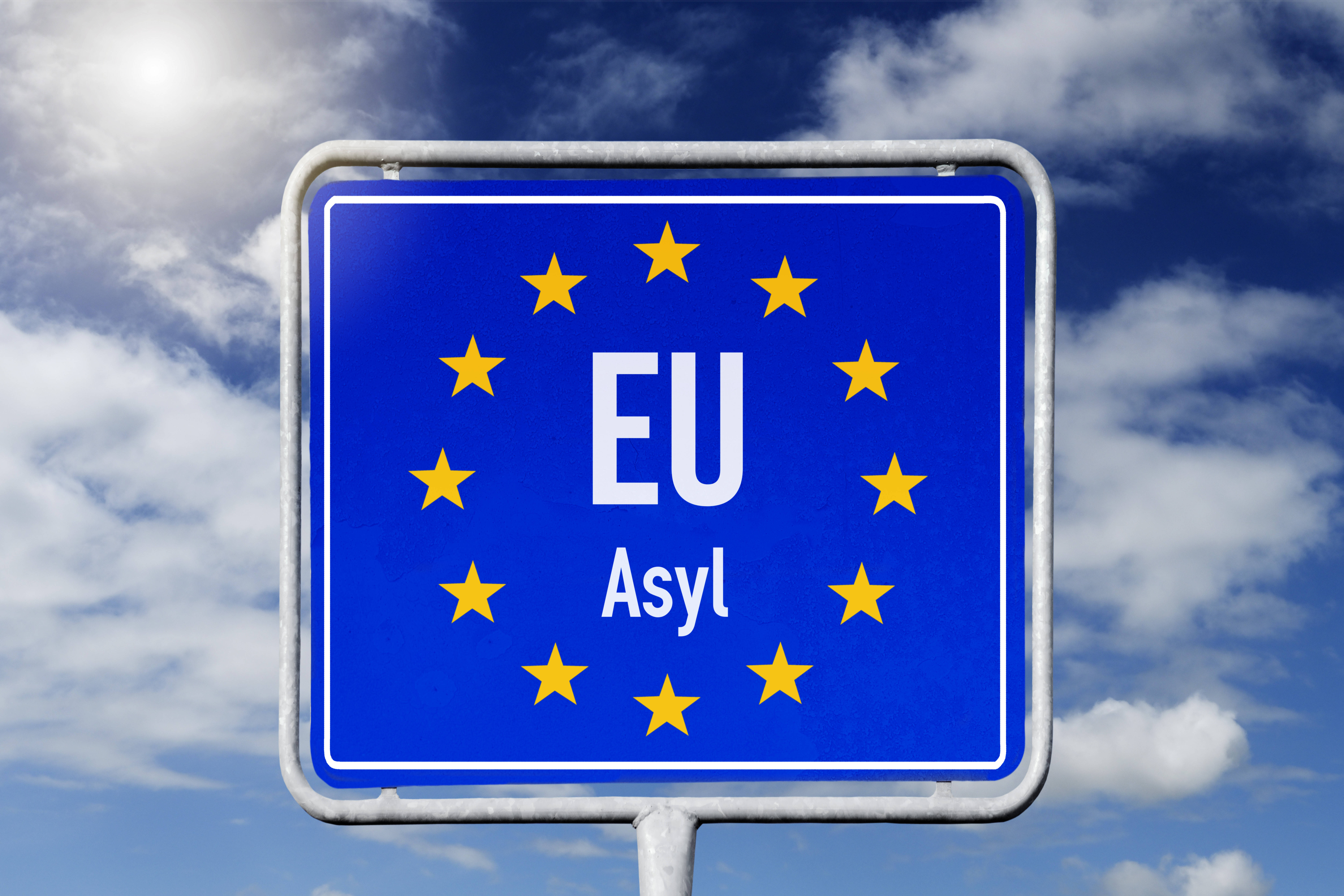 Der Parlamentarische Geschäftsführer der Unionsfraktion im Bundestag schlägt vor, das individuelle Asyl-Recht in der EU abzuschaffen und schürt damit vor allem Vorurteile.